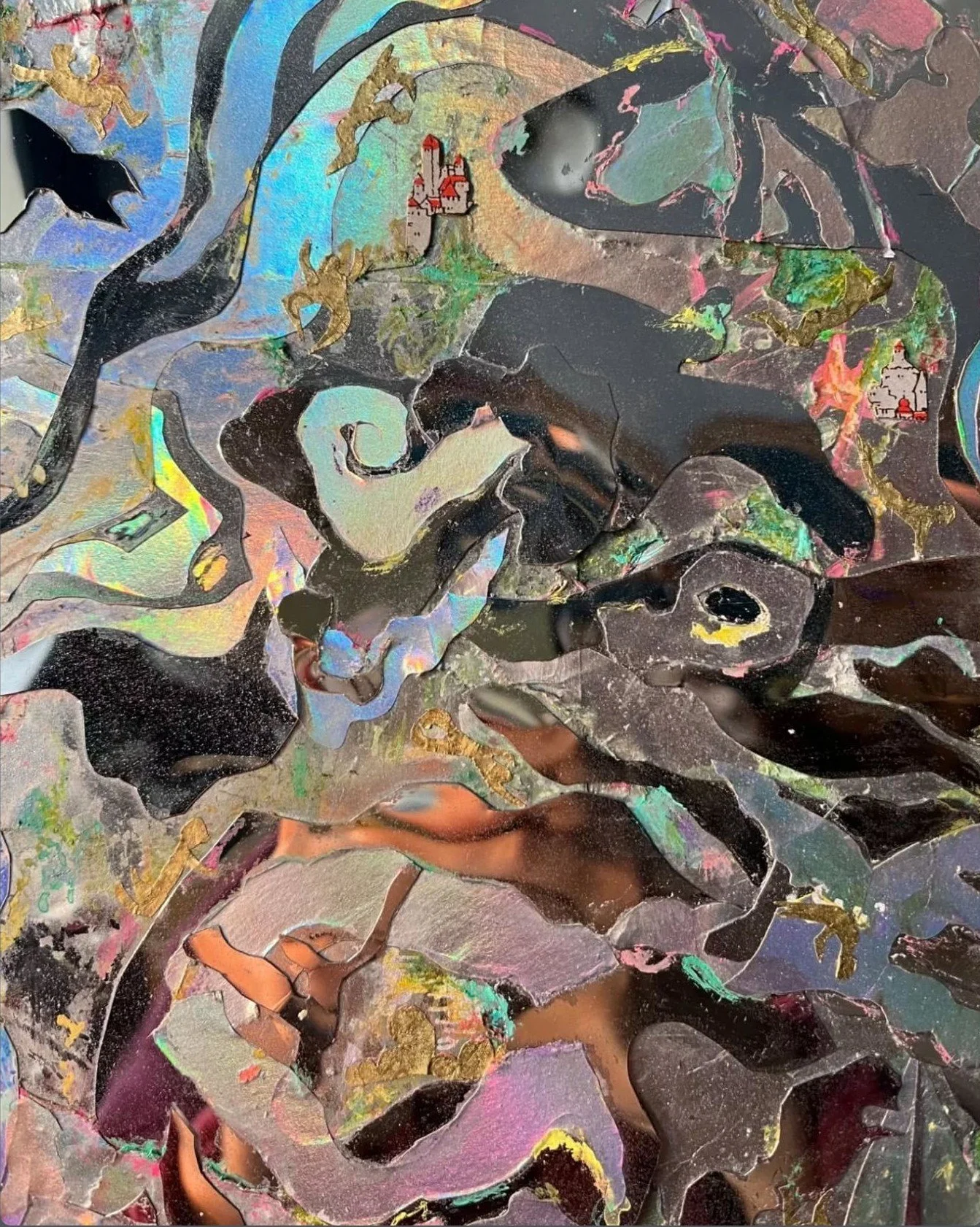 Arte abstracta con formas ondulantes y colores brillantes, incluyendo negro, dorado, y tonos pastel, con detalles de pequeñas figuras en colores rojo y gris.