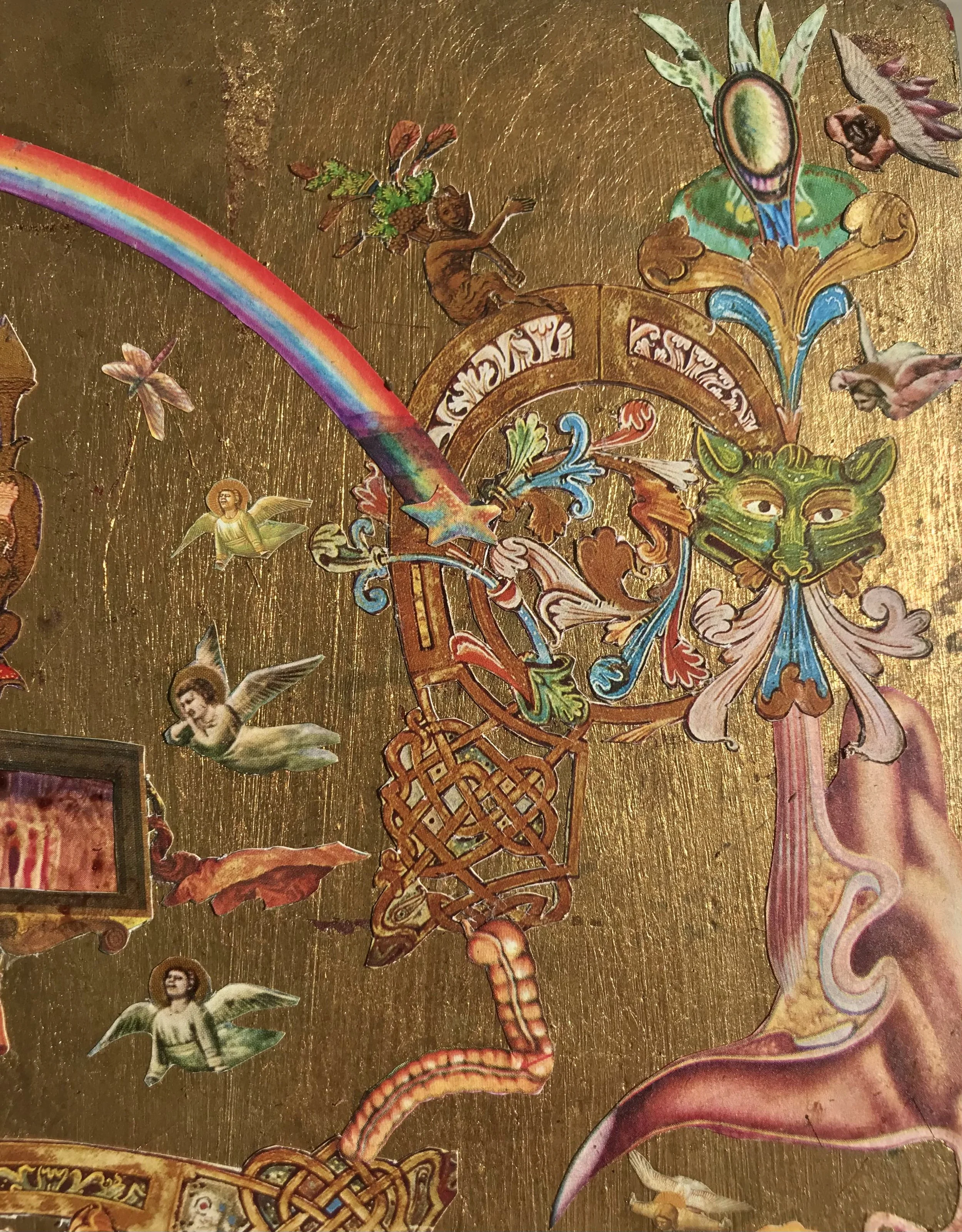 Arte con elementos culturales y religiosos, incluyendo ángeles, un arco iris, figuras humanas, y símbolos decorativos en un fondo dorado.