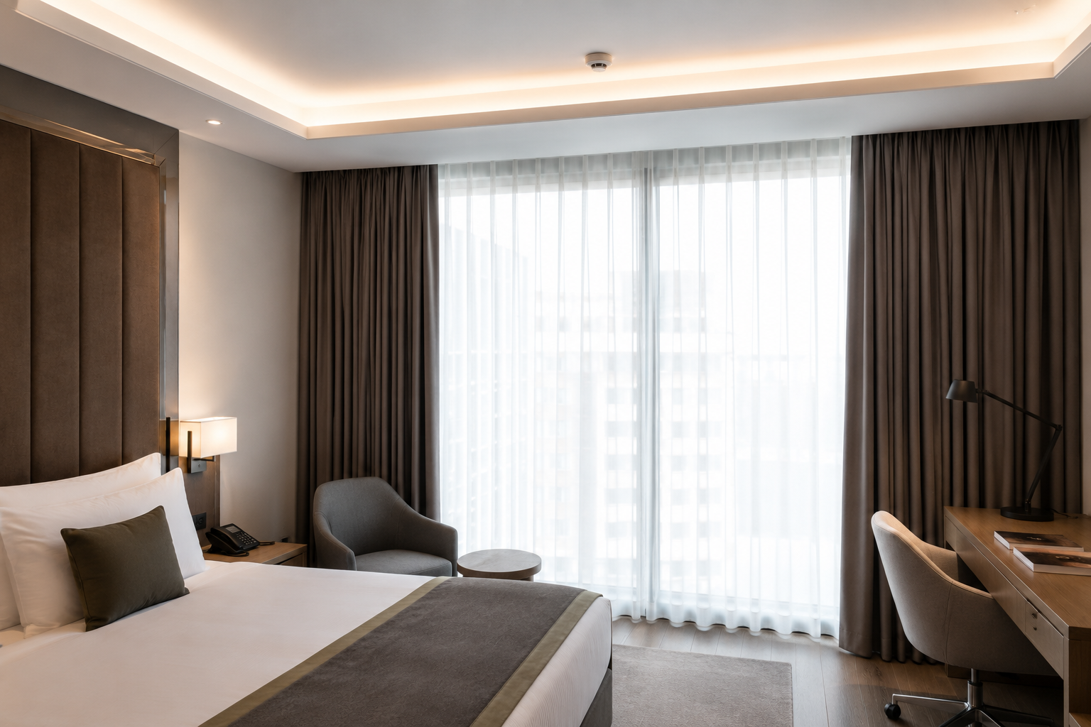 Modern otel odası, yatak, sandalye, çalışma masası, büyük pencere, perdeler ve sehpa ile aydınlatmalı