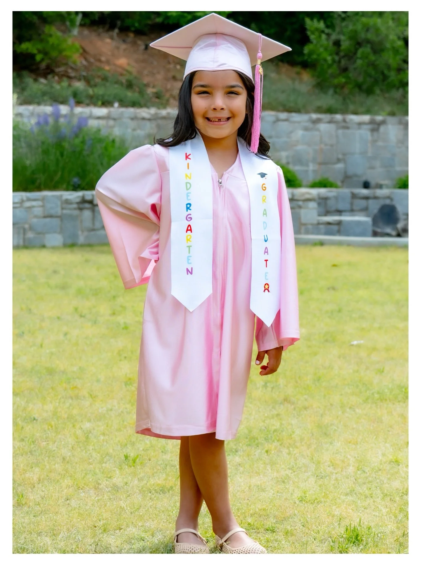 Kindergarten Grad 💖🎓

So proud of this sweet girl and this big milestone!
She showed up, smiled big, and absolutely owned her moment 💕