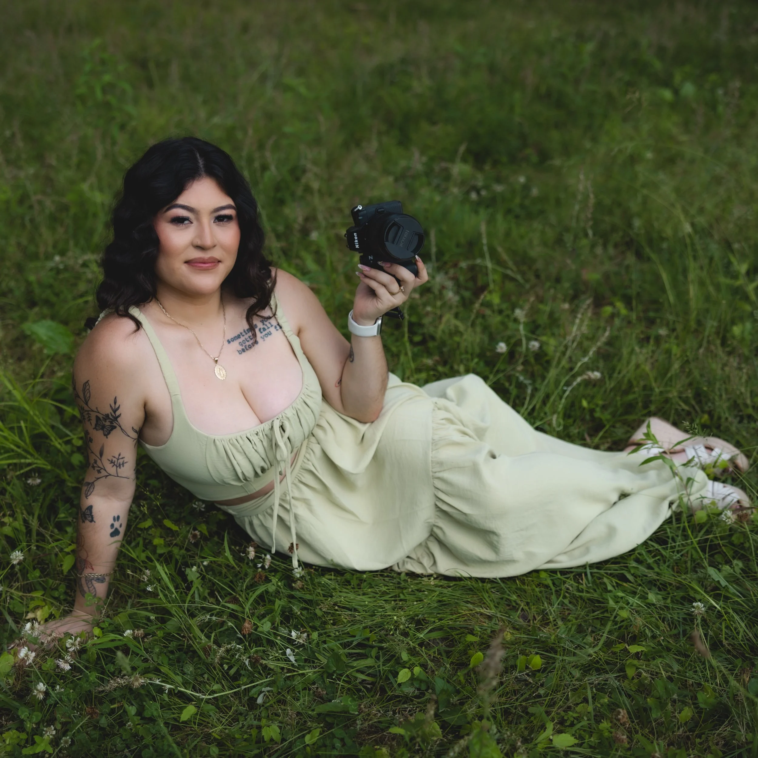 Hi, I&rsquo;m Leslie &mdash; the girl behind the camera 🤍

I&rsquo;m based in Jefferson, GA, and photography has become such a huge part of my life. I love capturing the moments people never want to forget &mdash; the big milestones, the little in-b