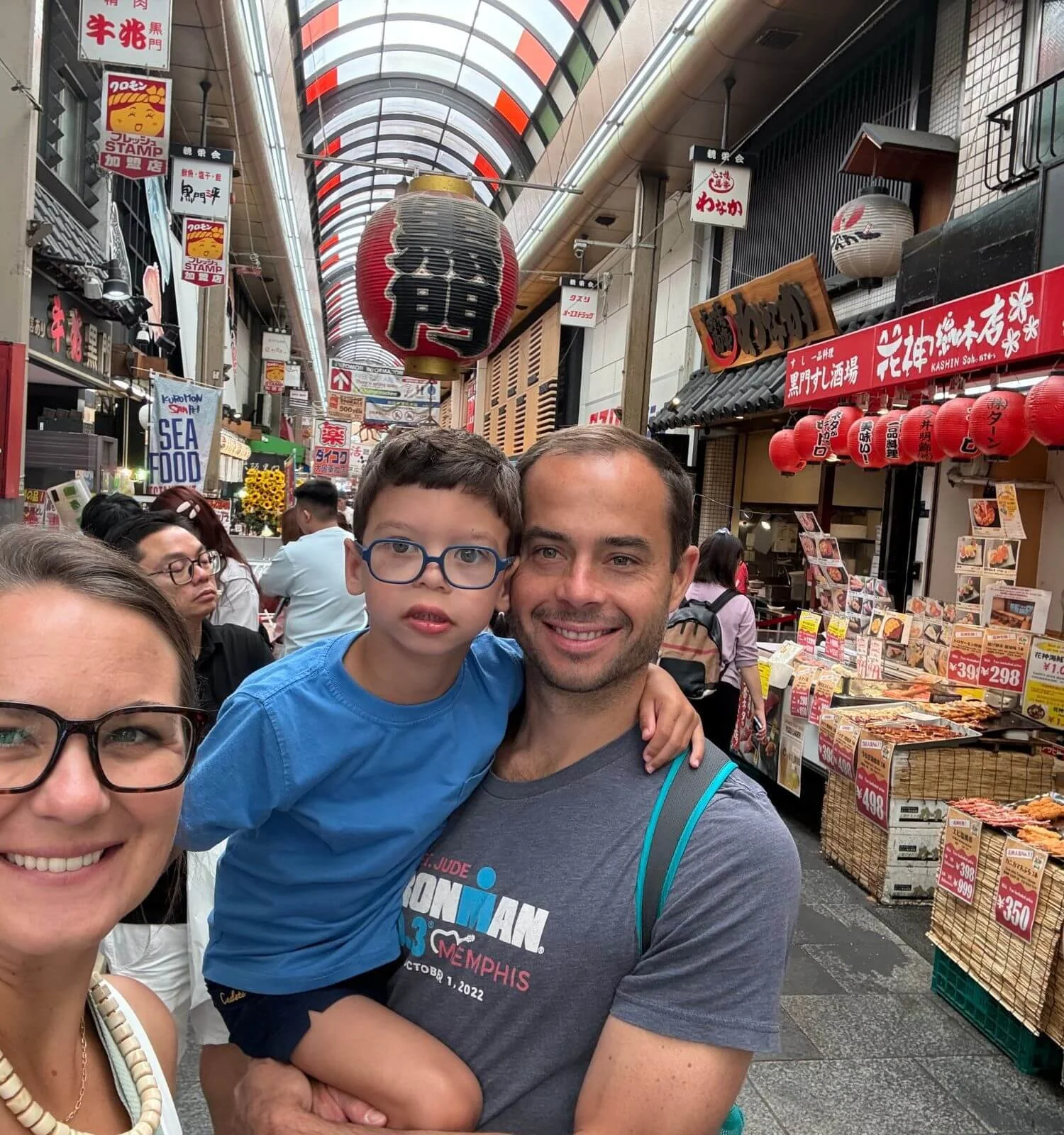 family-selfie-kuromon-market-osaka-japan.jpg