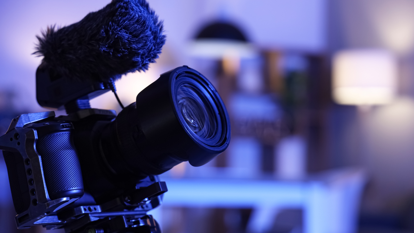 Kameras mit Mikrofon in einem Studio bei schwachem Licht