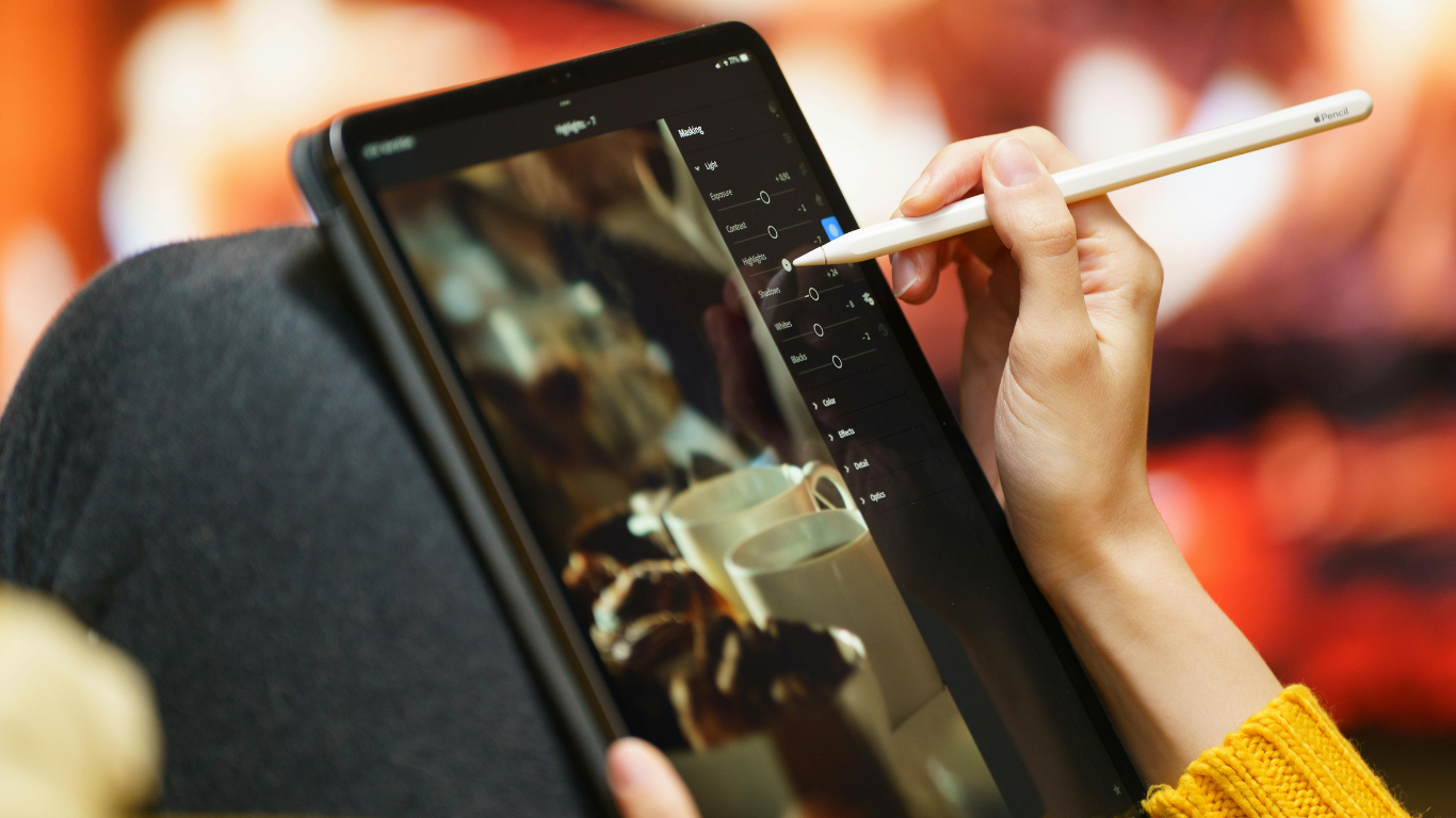 Hand gestaltet Social-Media-Content auf einem Tablet