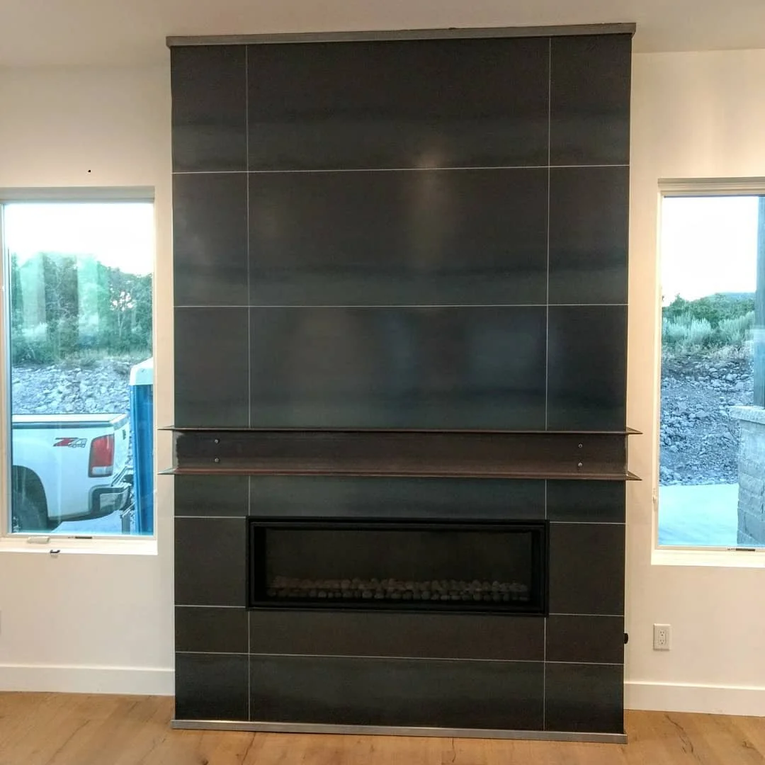 Stoked on how this fire place turned out 🙌 Wasn't easy getting paneling to line up.
Wax finish @sculptnouveau
Thanks to the team @retrocustommetals for helping sheer and bend paneling. .
.
.
#tuhaye #heberutah #luxuryhomes #hebervalley #utahhomes #u
