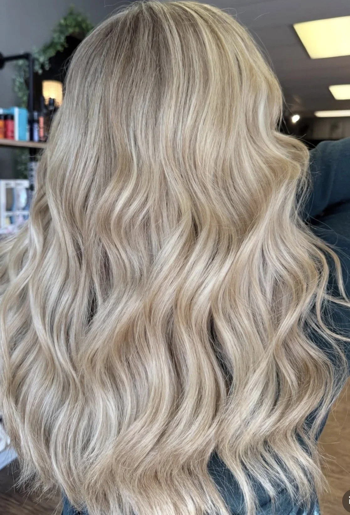 Long, wavy blonde hair with highlights.