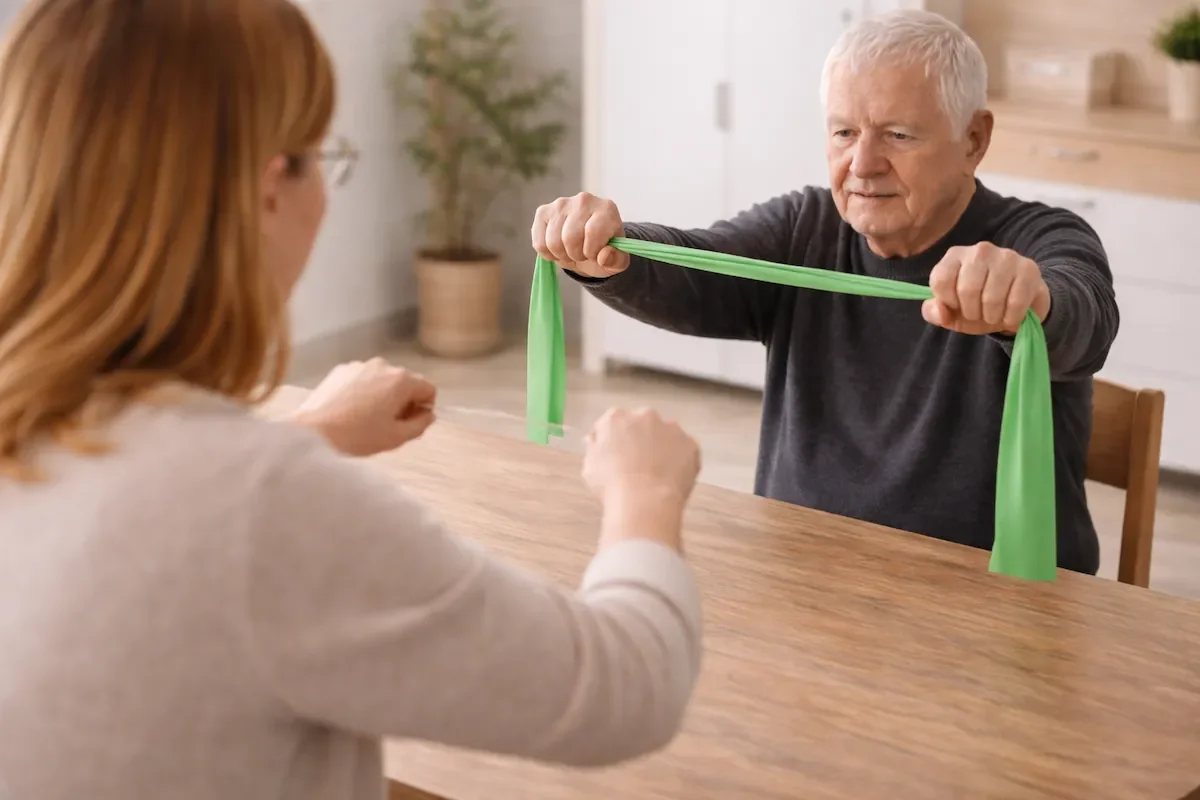Ergotherapie in der Geriatrie in Hilden – gezieltes Training von Kraft und Beweglichkeit mit Theraband