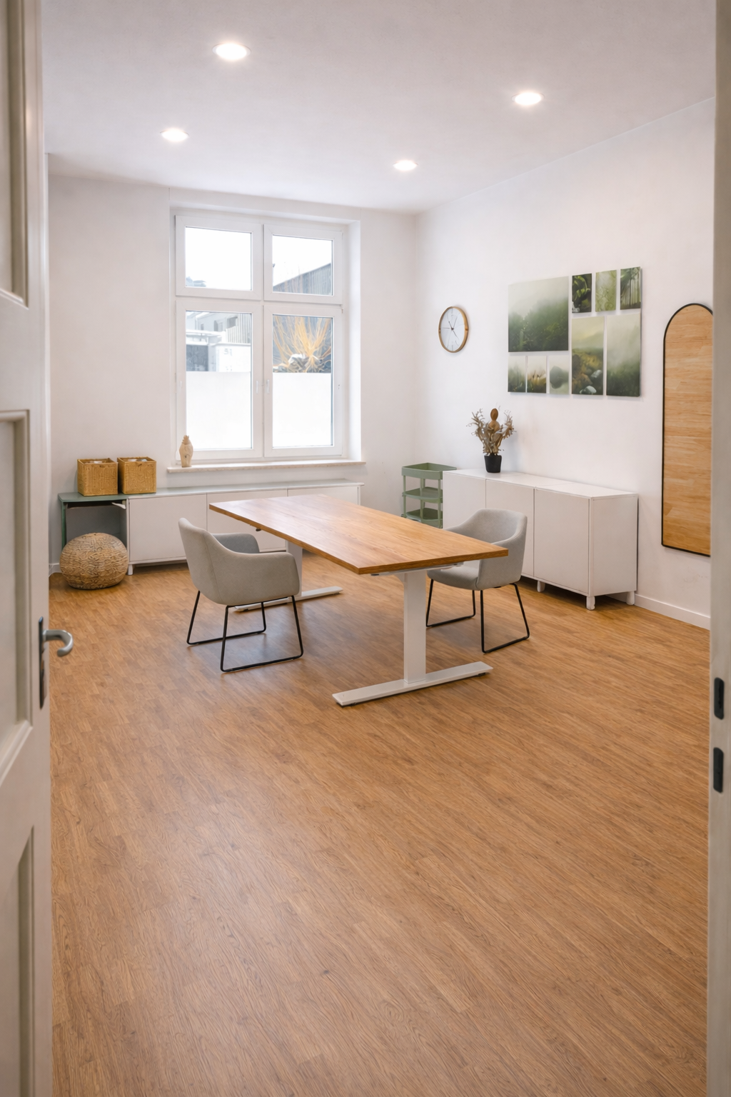 Therapieraum der Ergotherapie-Praxis Daniela Engel in Hilden mit Tisch und Sitzmöglichkeiten für Gespräche und Therapie