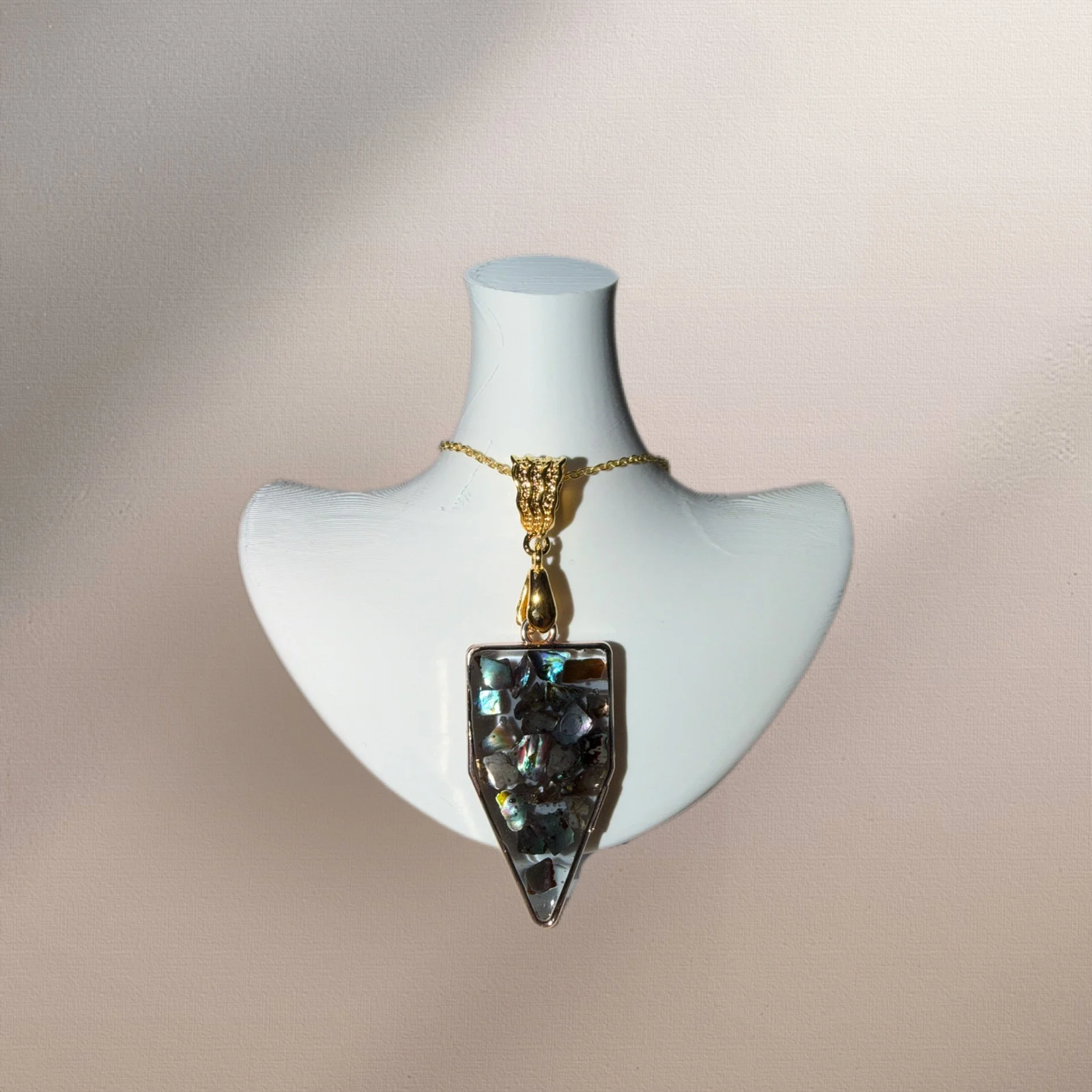 Dazzling Mother-of-Pearl Pendant Necklace