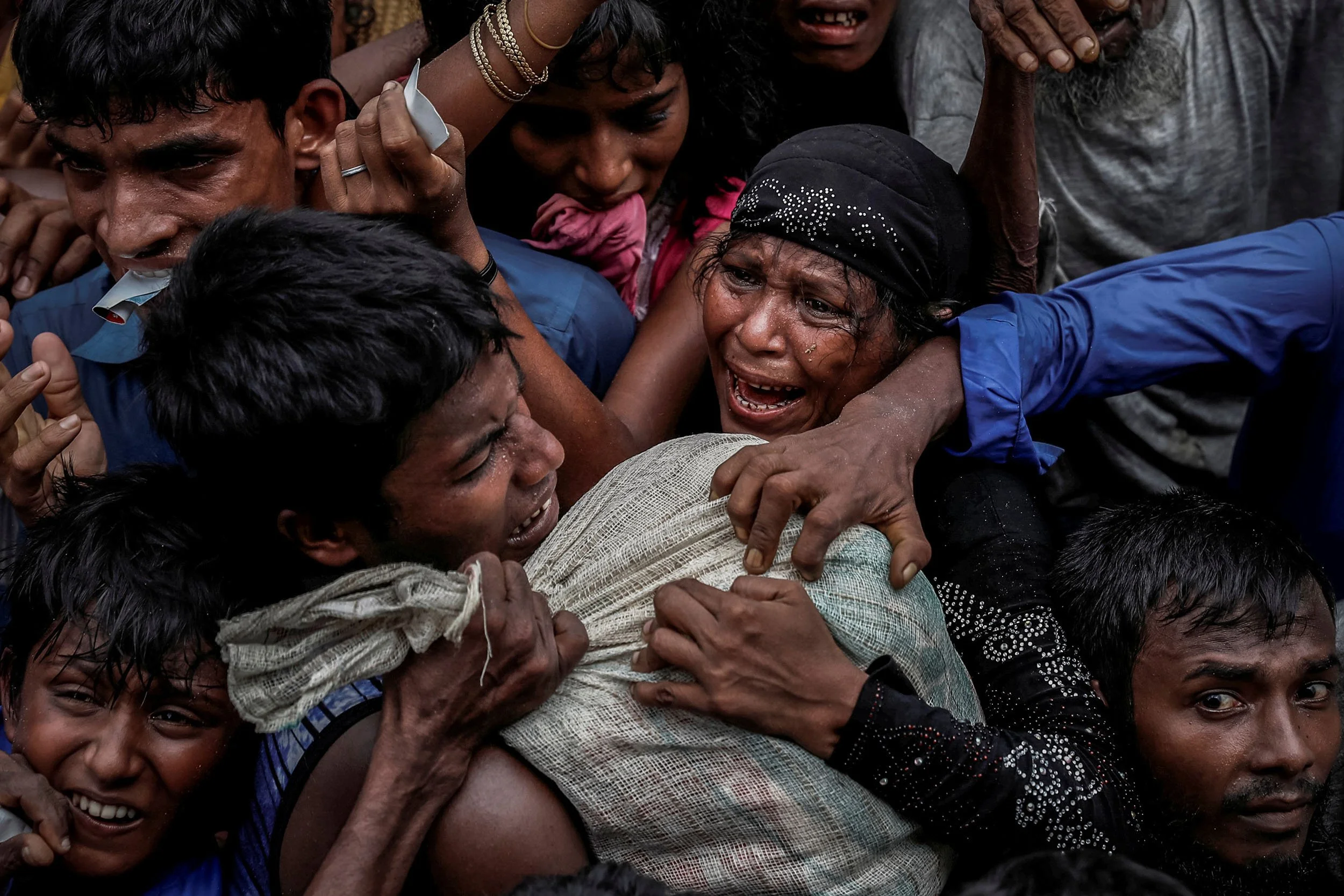 Rohingya fight for aid, Bangladesh.
