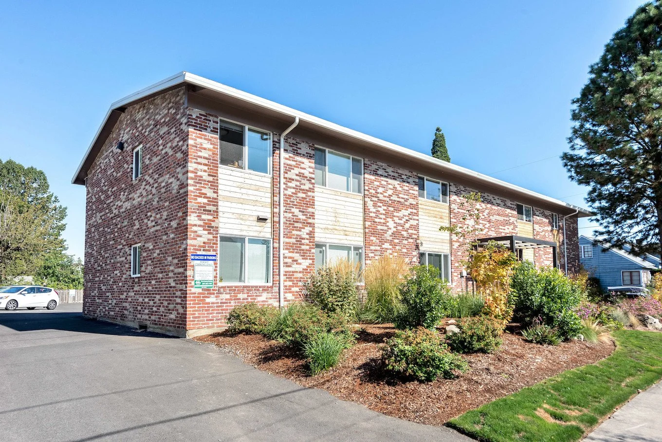 Brentwood & Pinecrest Apts, 22 units - N. Portland