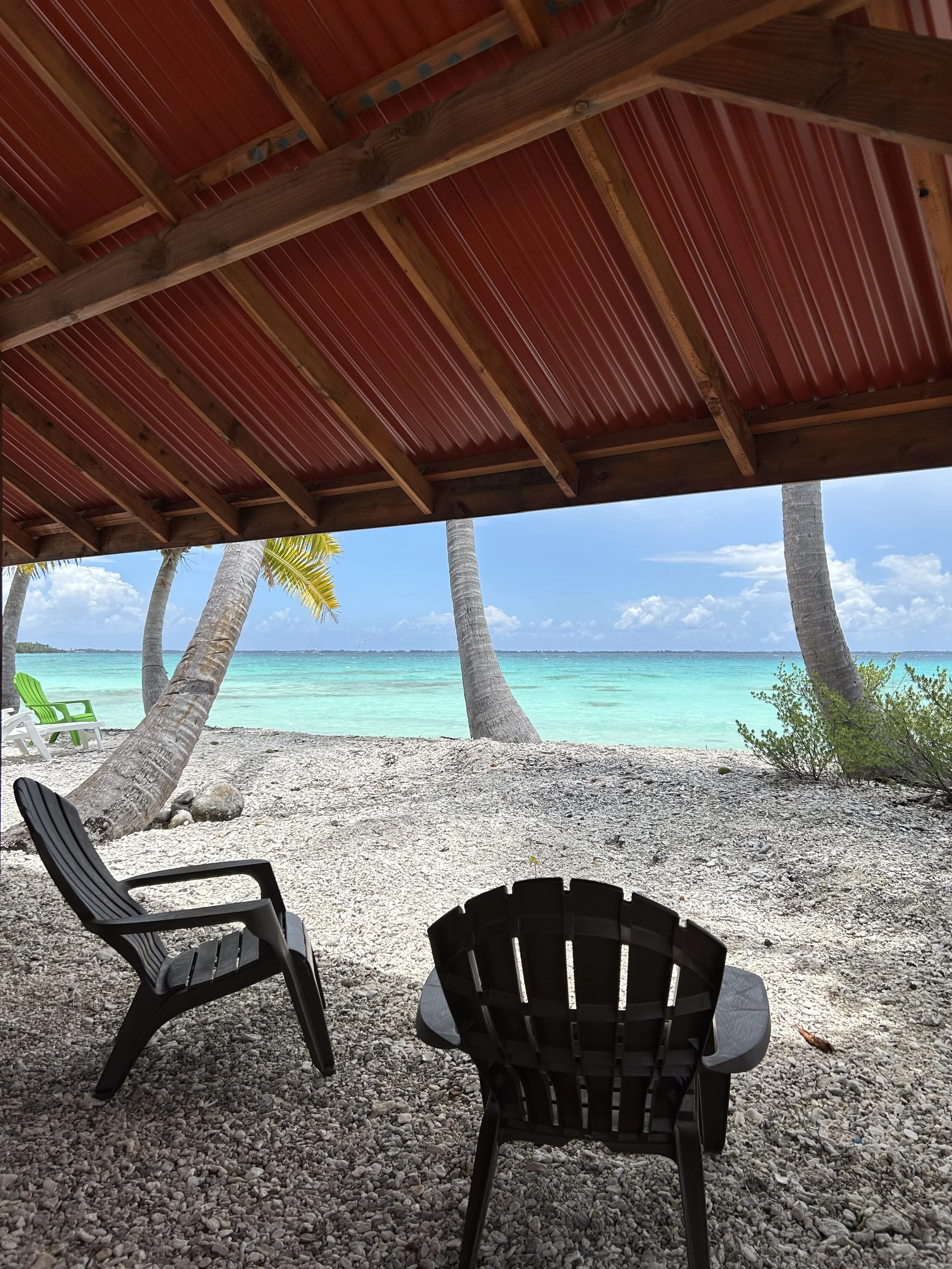 Espace détente en bord de mer à Fakarava avec vue sur le lagon turquoise