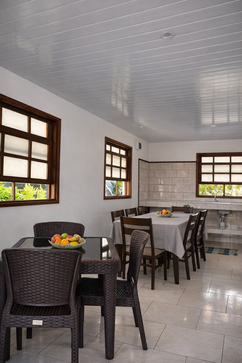 Cuisine commune équipée à Fakarava Pacific Lodge pour les voyageurs en bungalow face au lagon