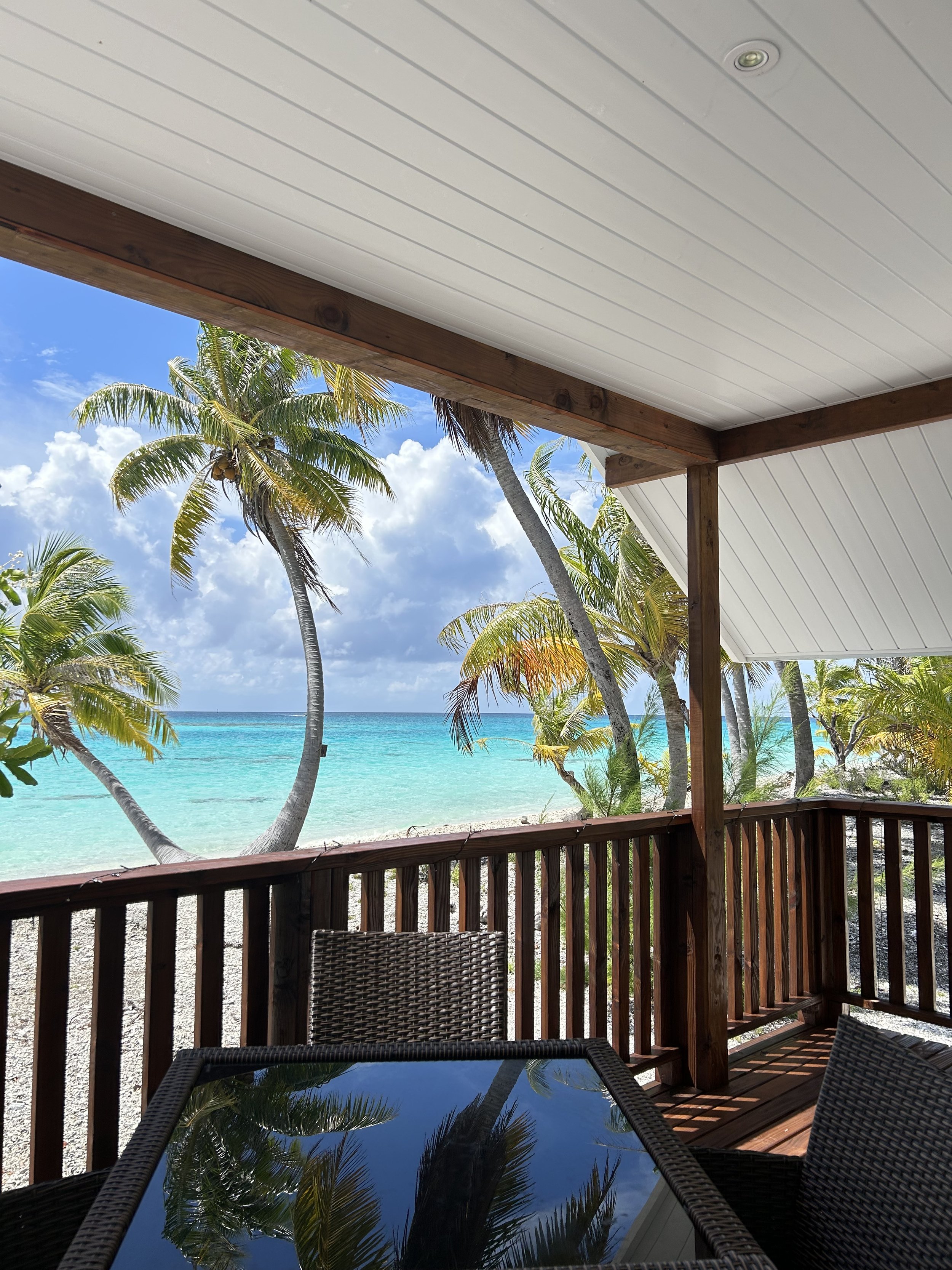 Terrasse de bungalow en bord de mer à Fakarava avec vue sur le lagon turquoise en Polynésie