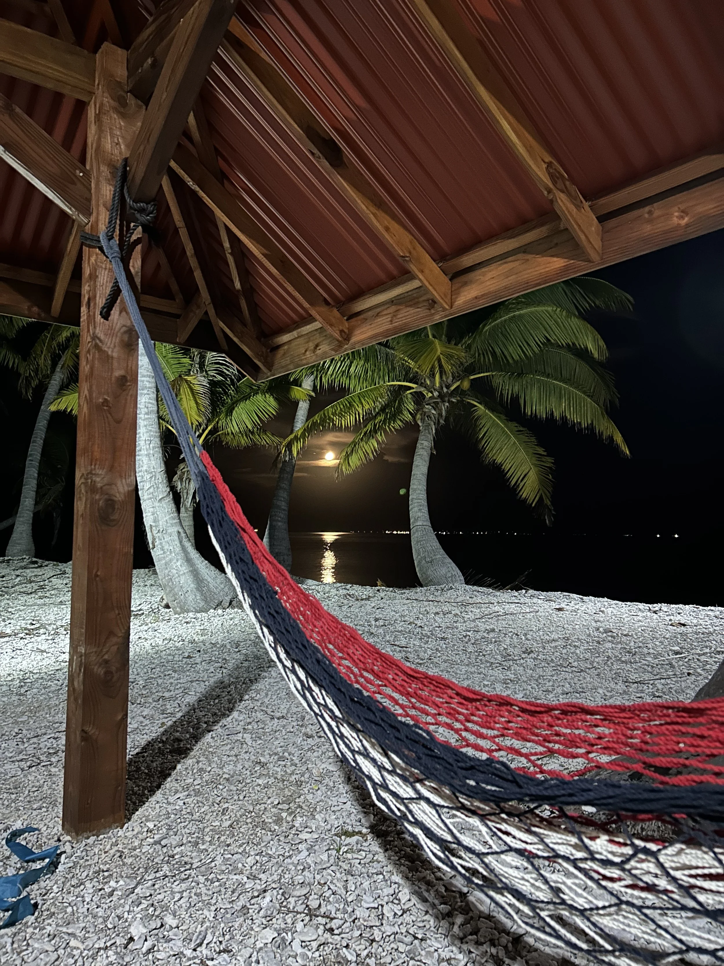 Hamac face à la plage à Fakarava pour séjour détente en Polynésie française