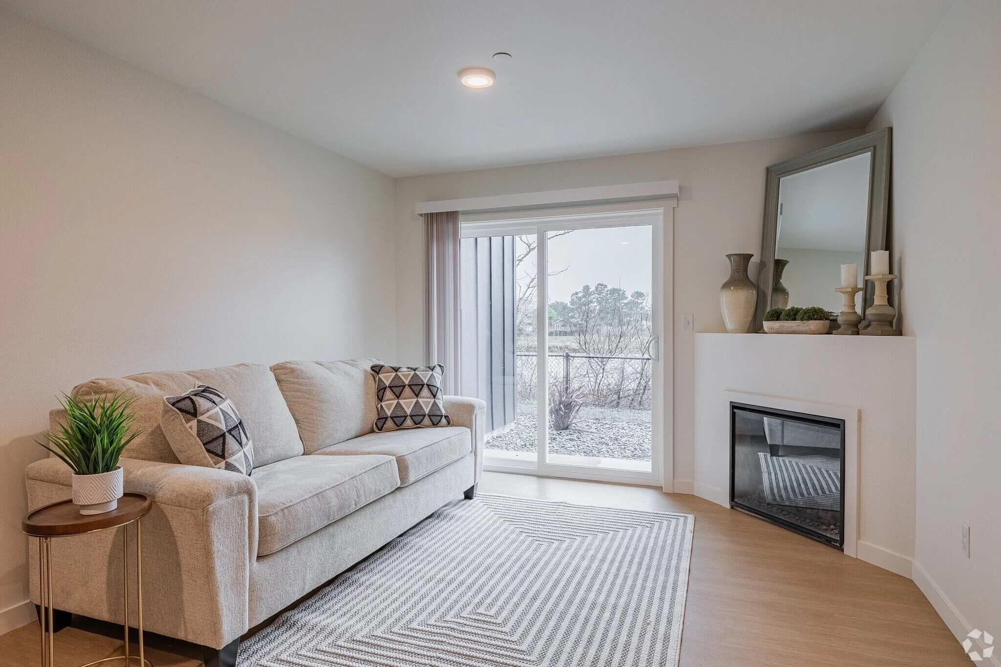 river-run-apartments-seaside-or-2br-1ba---785sf---living-room (1).jpg