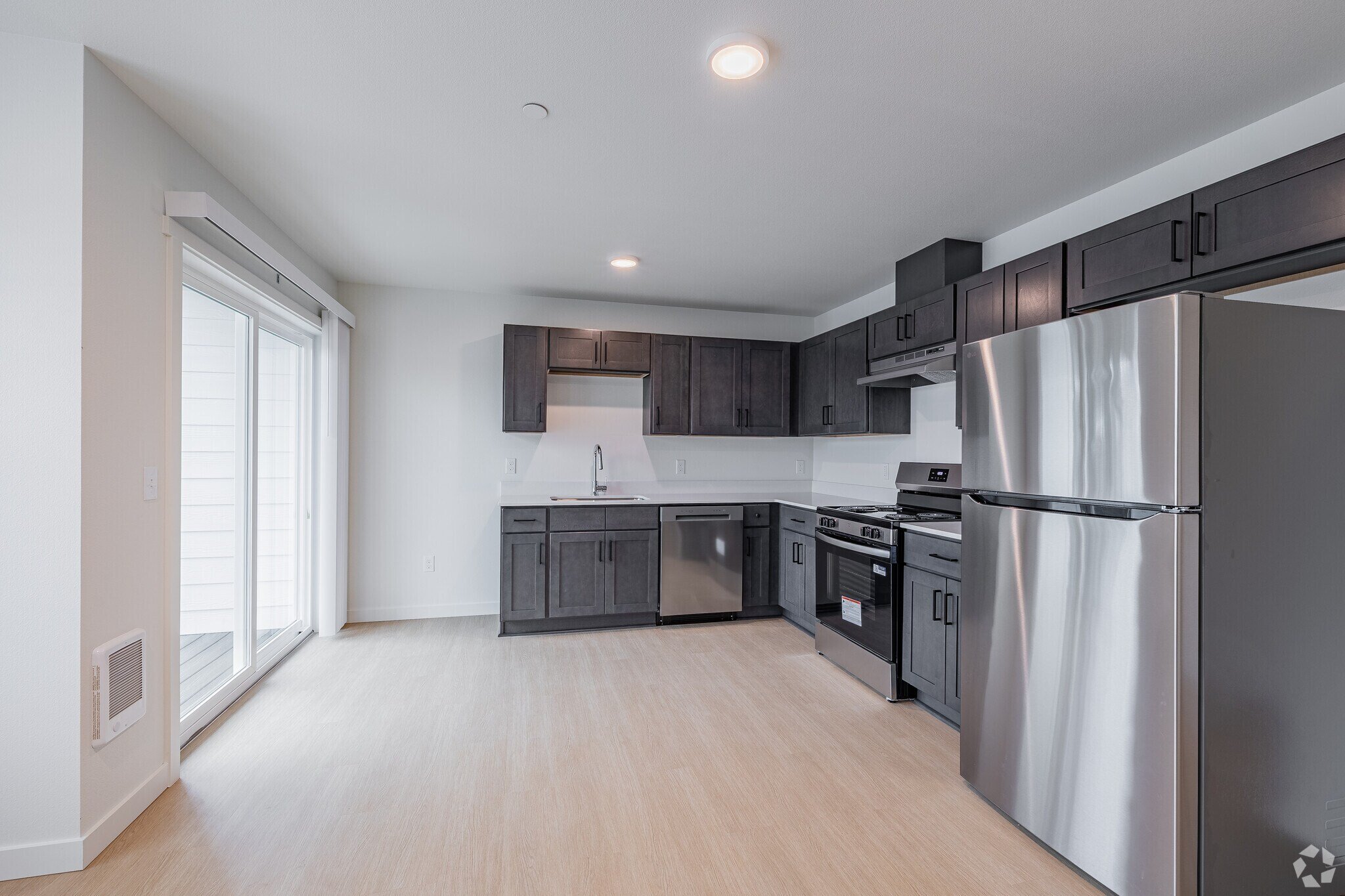 river-run-apartments-seaside-or-1br-1ba---58sf---kitchen (1).jpg