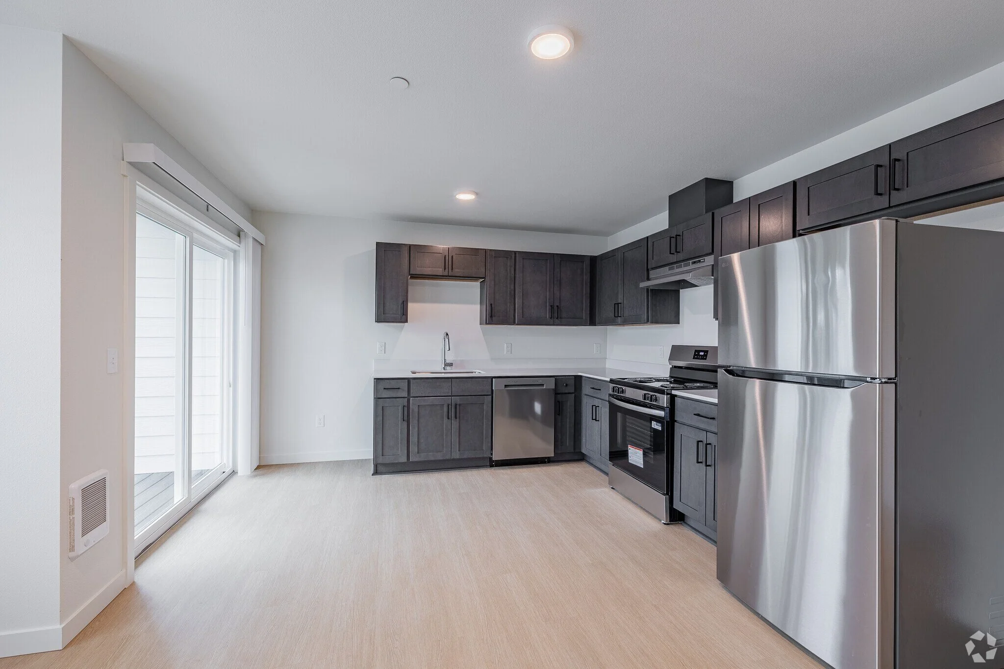 river-run-apartments-seaside-or-1br-1ba---58sf---kitchen (1).jpg