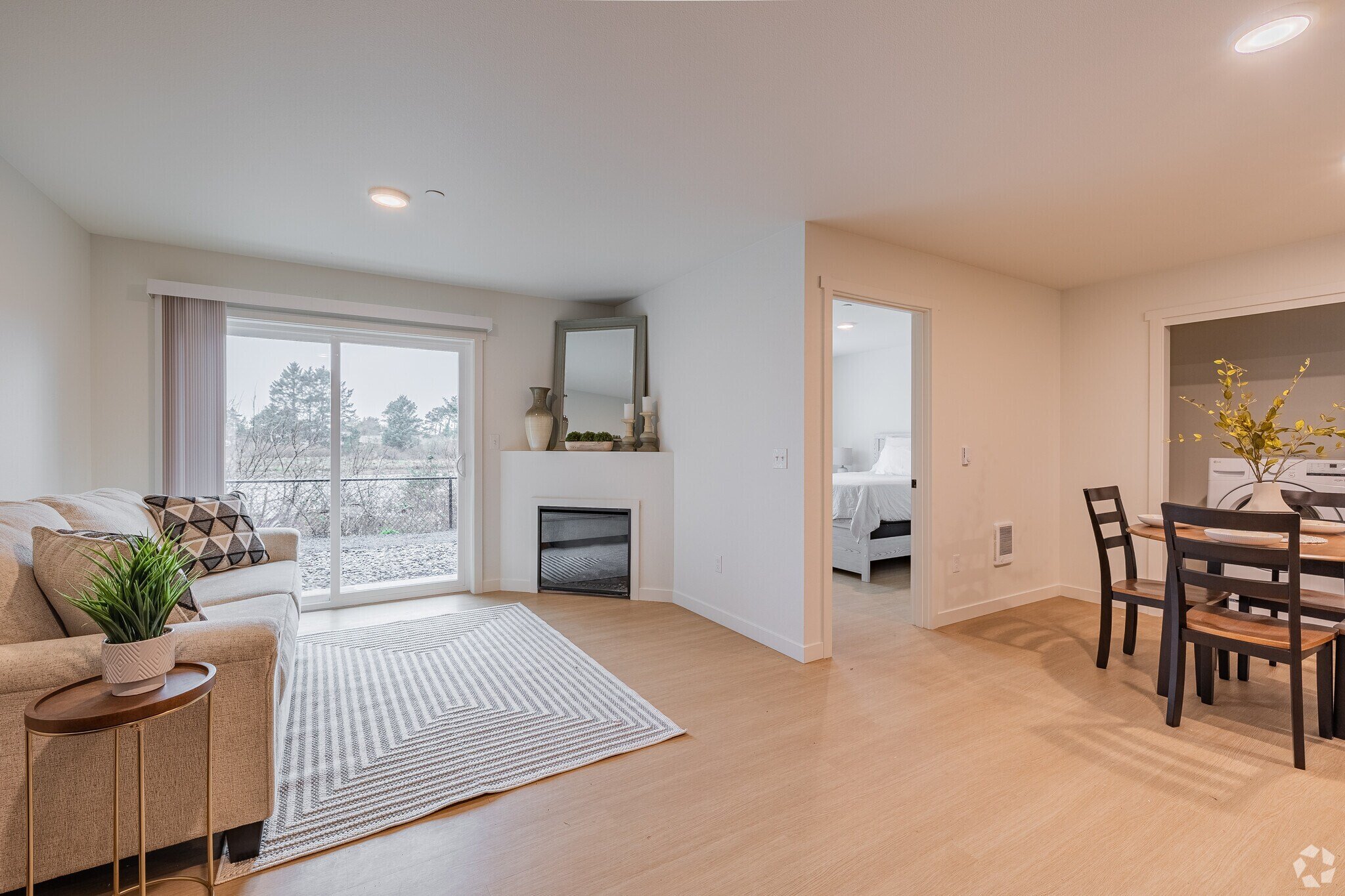 river-run-apartments-seaside-or-2br-1ba---785sf---living-room (2).jpg