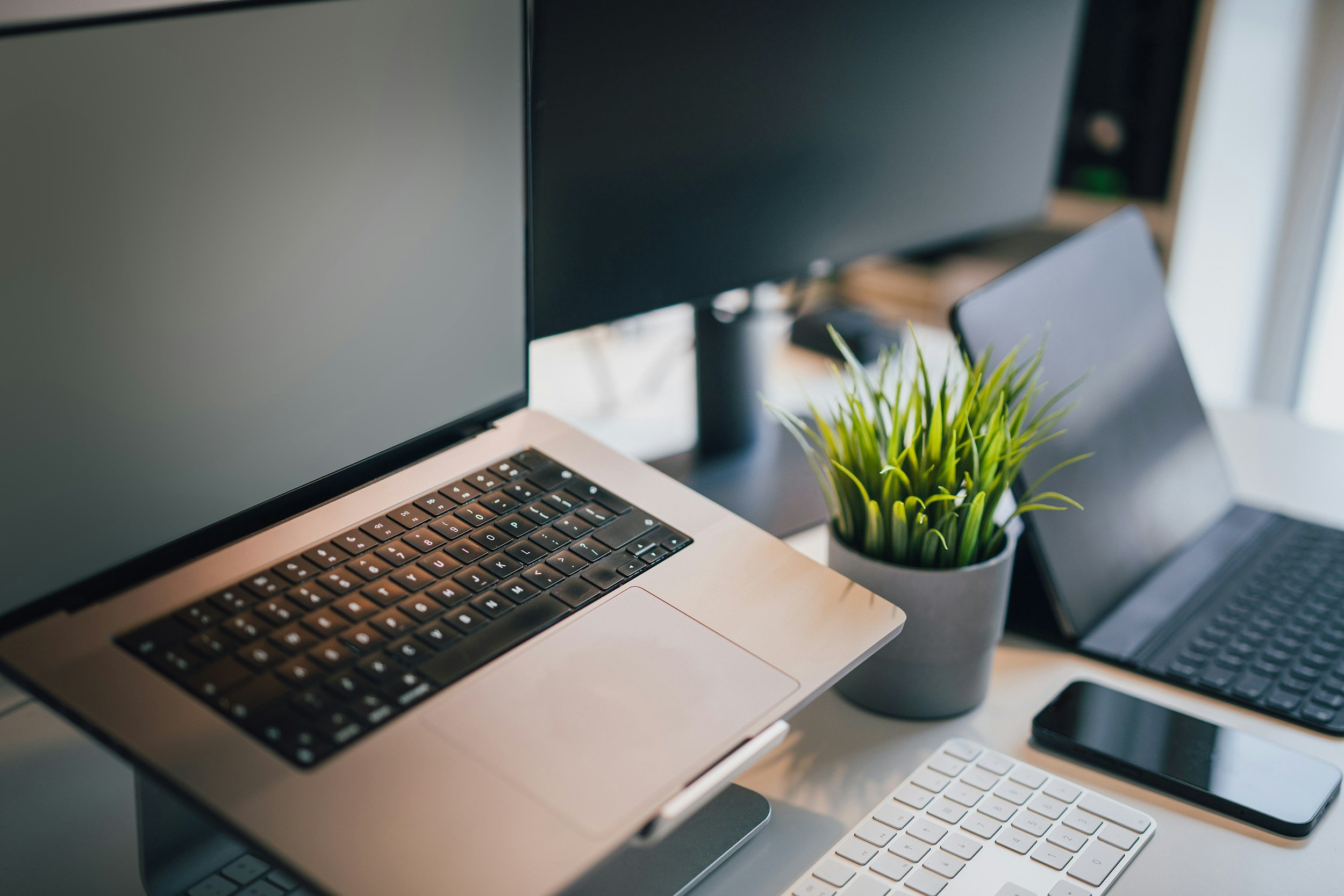 Schreibtisch mit Laptop als Symbol für professionelle Event-und Künstlervermittlung