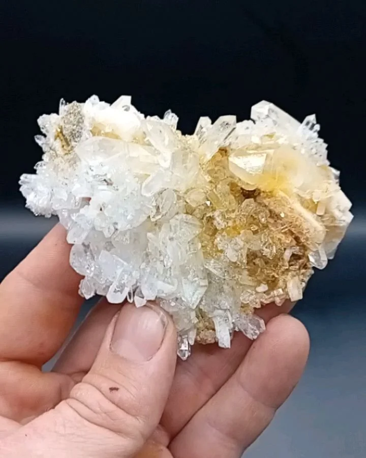 Passend zum heutigen Tag ein paar Herzchen vom Beverin.

Tja die Liebe kann manchmal auch Steinig sein...😉🤷💎🥰❤️

#pizbeverin #quarzcrystal #calcite #albit #herzen