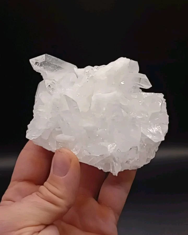 Quarzstufe mit Albit und Baryt. Gefunden im Jahr 2017. 
Fundort: Schwarznolla Piz Beverin

#strahlen #strahlerfamily #swissalps #swiss #crystals #crystal #hobby #berge #justforfun #crsytalcollection #pizbeverin #quartz #quarzcrystal #swissquartz #swi