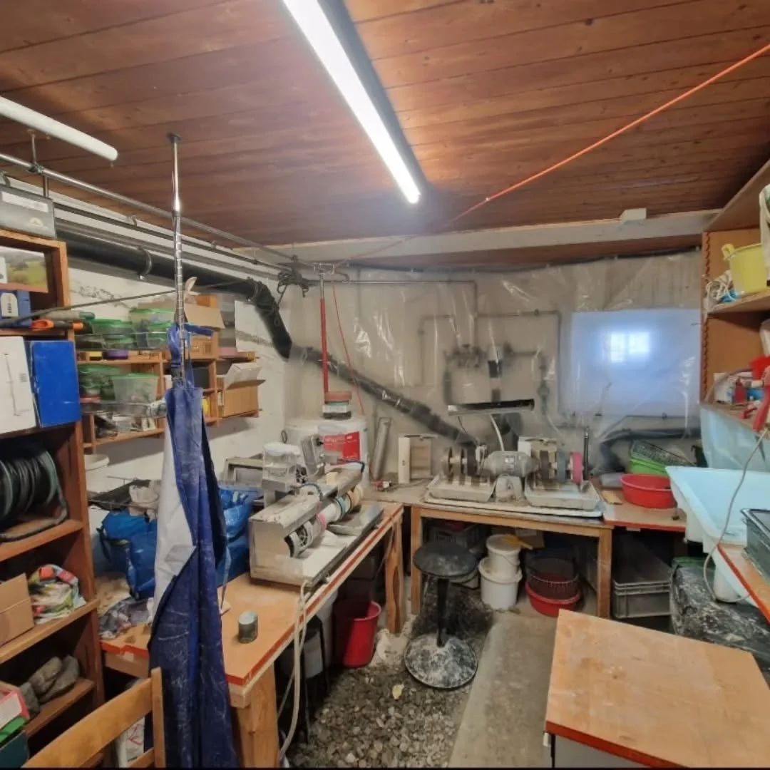 Gester hatte ich Besuch von @the_dark_dwarf in meiner Kreativ-Werkstatt.  Danke f&uuml;rs gemeinsame Werken an useren Steinen  und den frrundschaftlichen Austausch unter Gleichgesinnten.🦅🦡🏞💎 🙏🥰

#graub&uuml;nden #gemstones #art #stoneart #natur