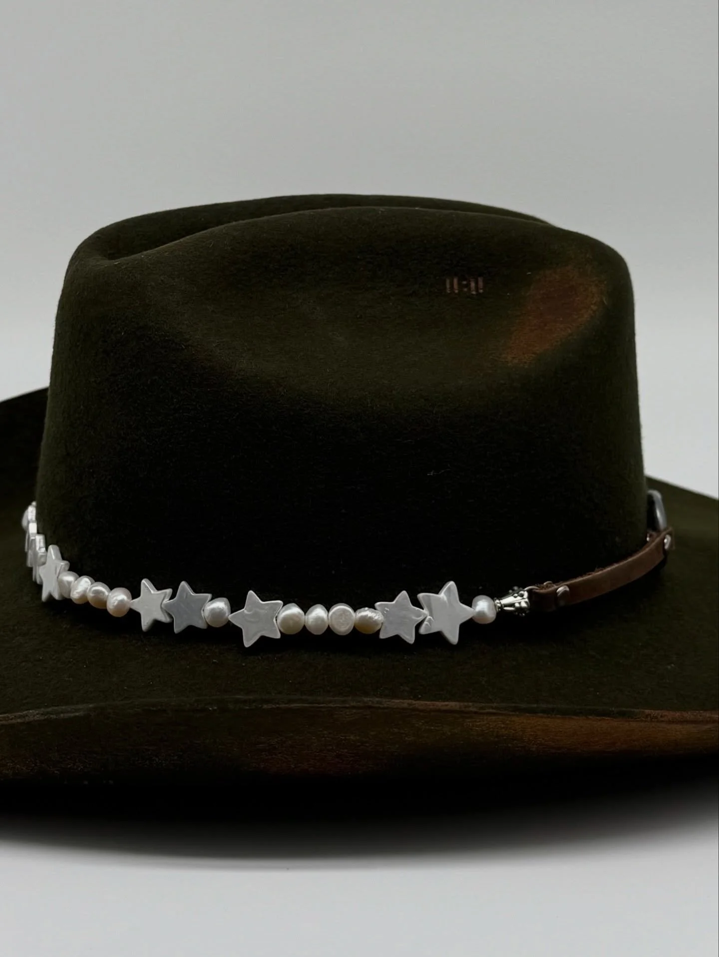 The Celestial Snaffle ✨🌊
Genuine leather, shells, and freshwater pearls.

Just the beginning of the new hat adornments collection

Now Available
www.kristinafaillacrowder.com
