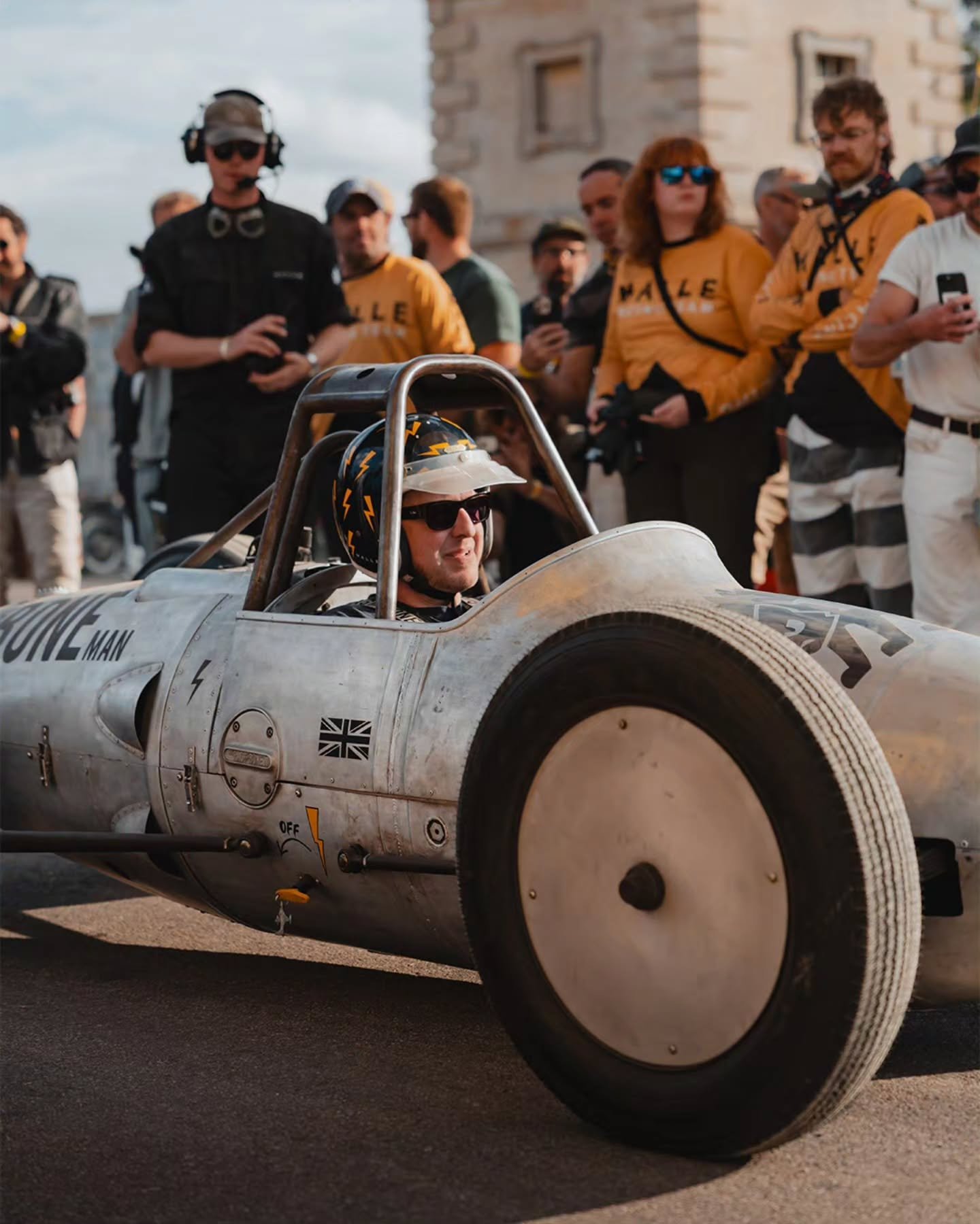 The Art of Sprint 🏁⚡️ 

Malle Mile's signature 1/8th-mile drag race on the royal entrance. Featuring highly customised, rare classic motorcycles and unique machines from the Art of Machine exhibition.

#mallemilefestival #grimsthorpecastle #nortonmo