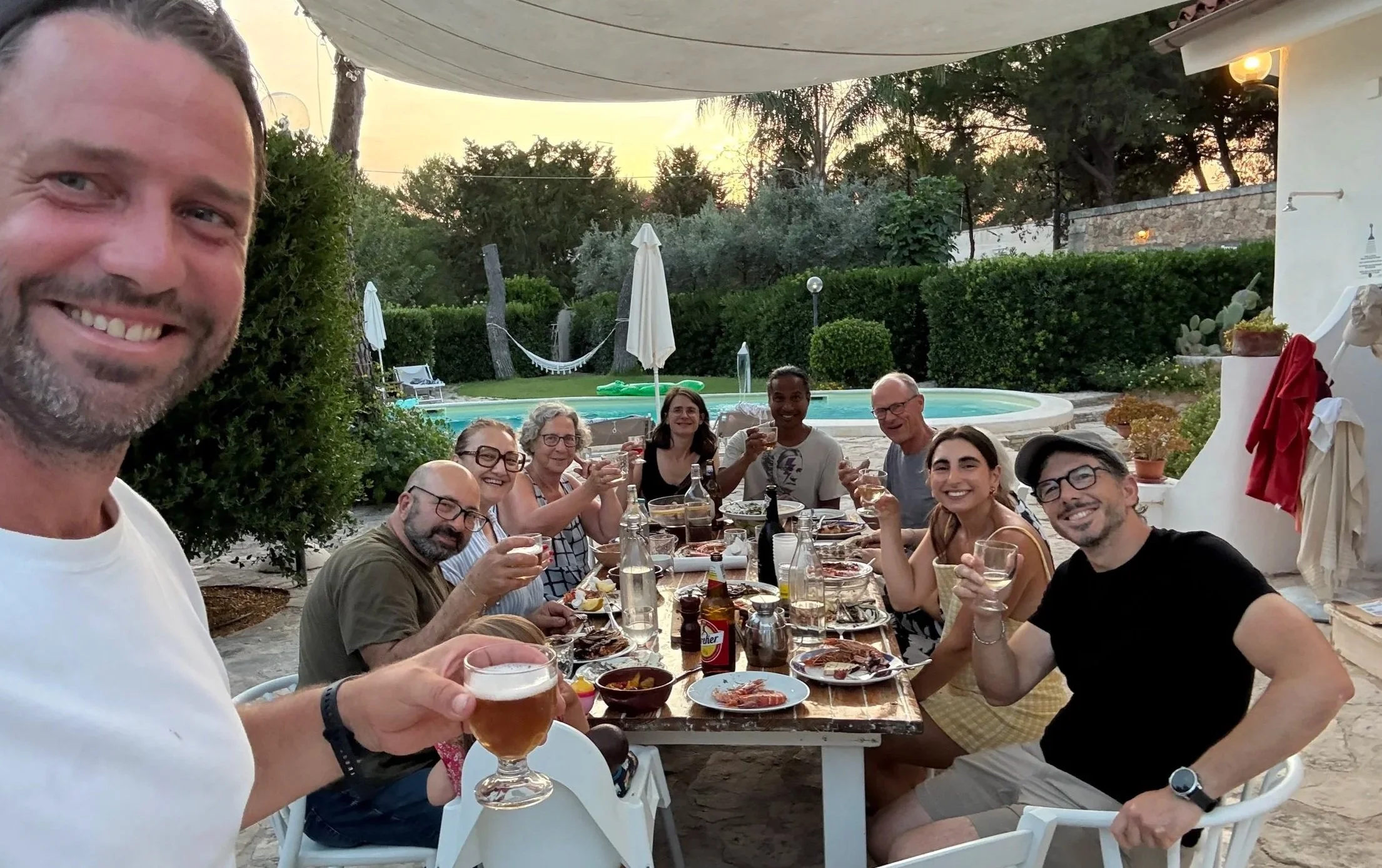 Abendessen mit Freunden am langen Tisch