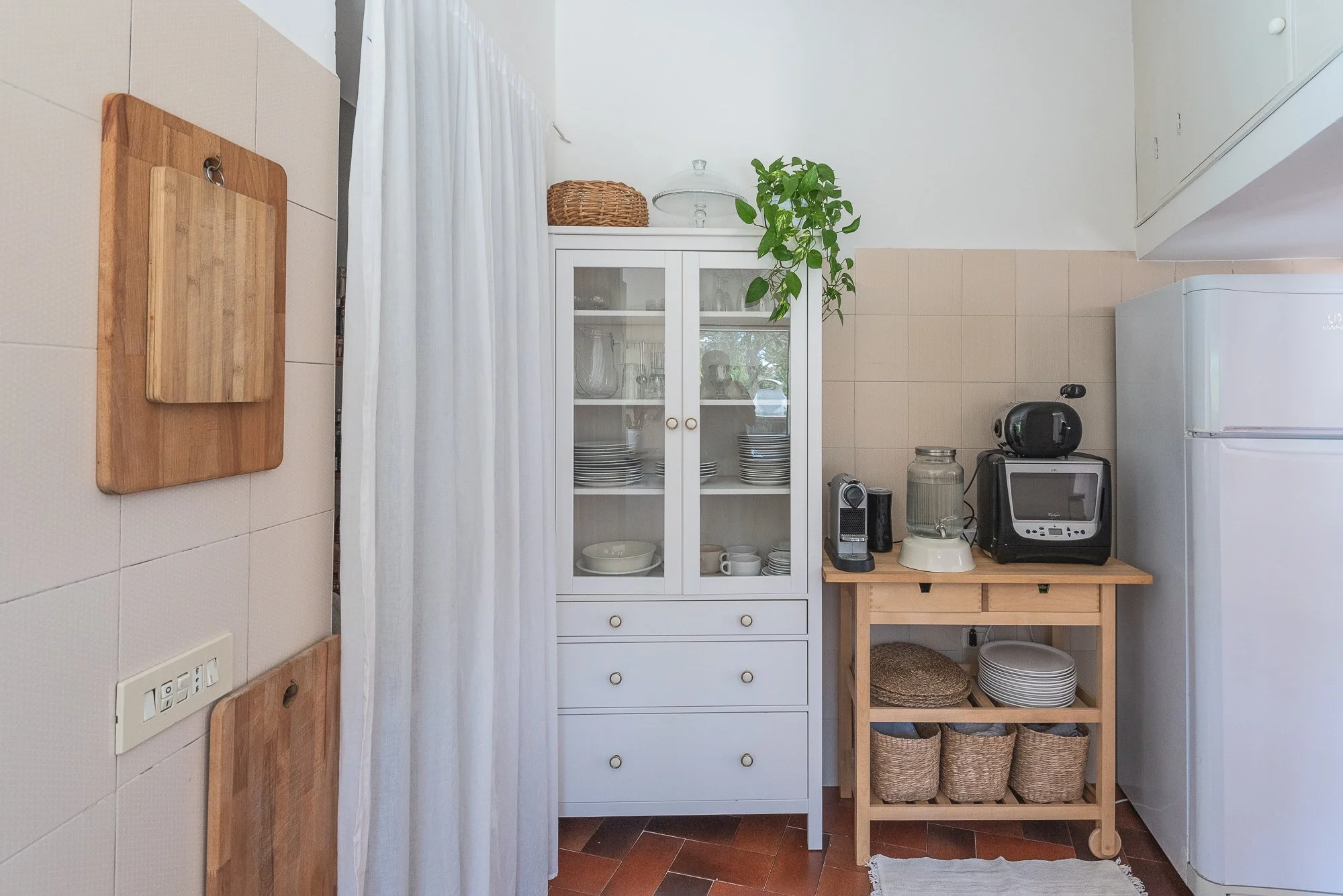 Küchenschrank, Küchenutensilien, Wasserkocher, Kaffeemaschine, Kühlschrank