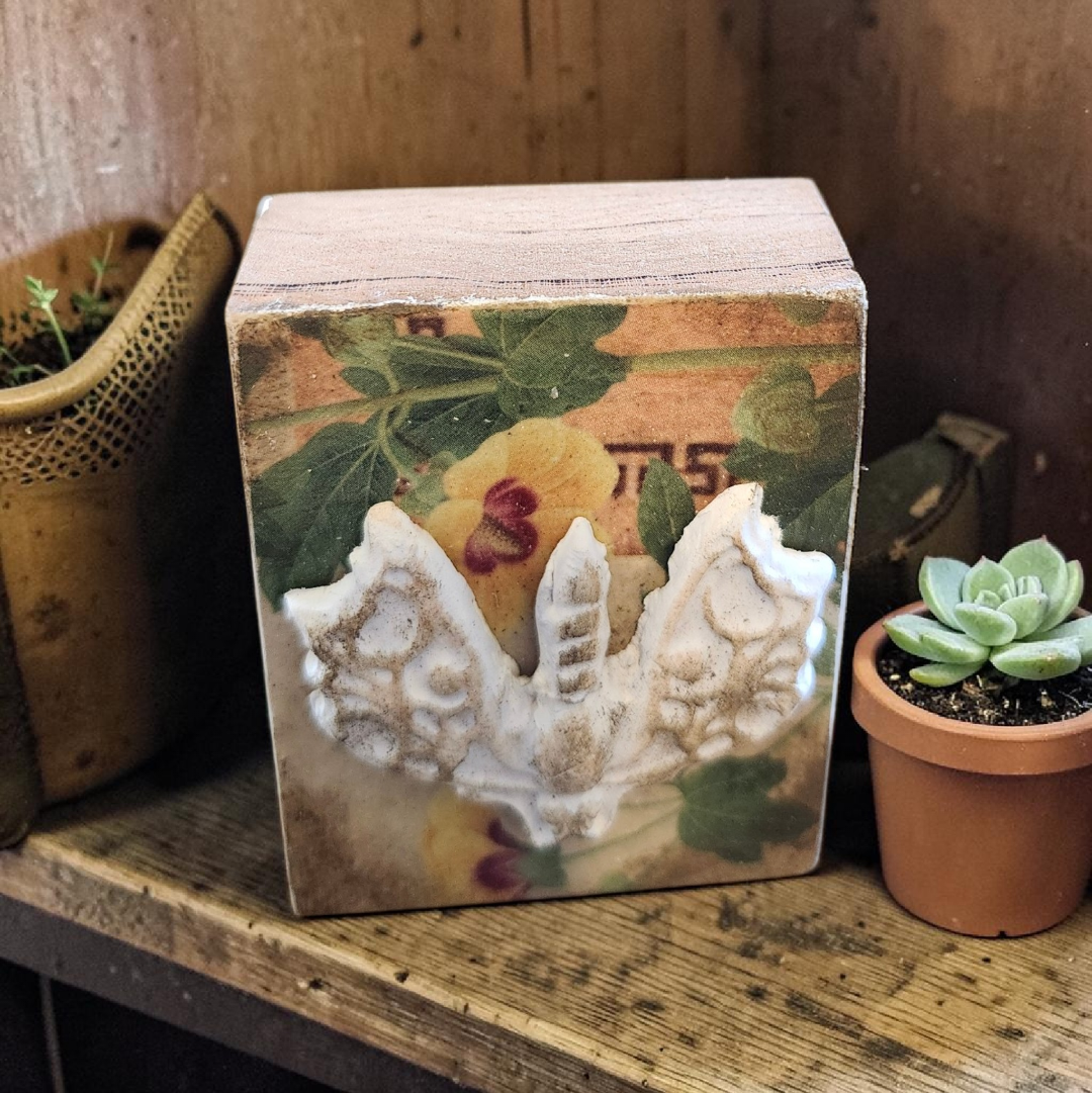 Moth Shelf Sitter.png