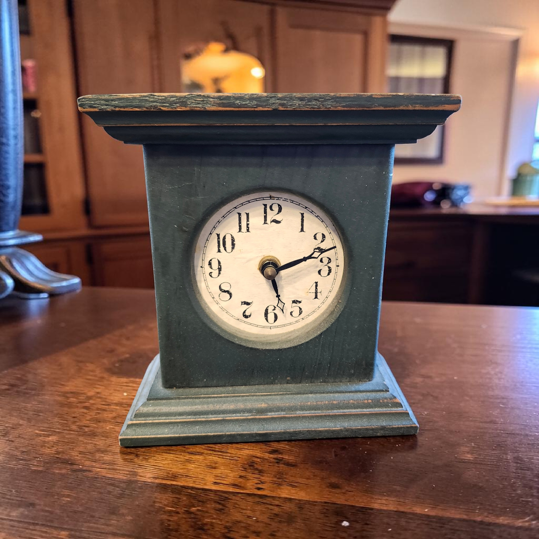 Vintage small mantle clock.png