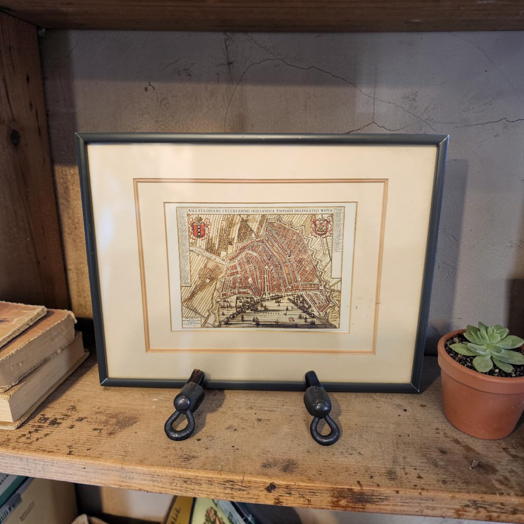 Vintage framed city map.png