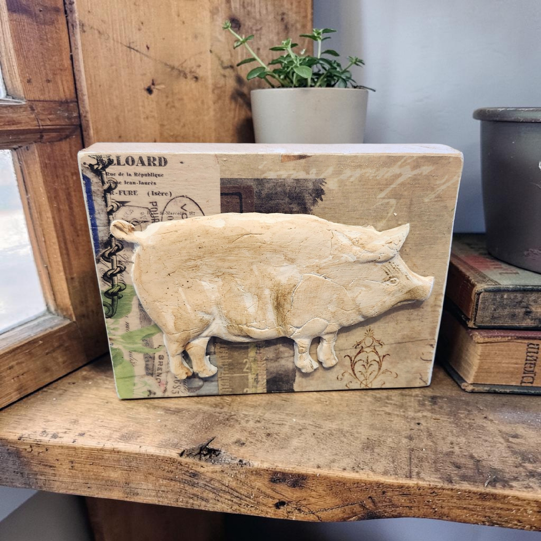 Pig Shelf Sitter.png