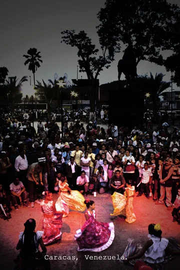 VZ_23deEnero_DancingGirlsCrowd_effected_9168_postcard_lil.jpg