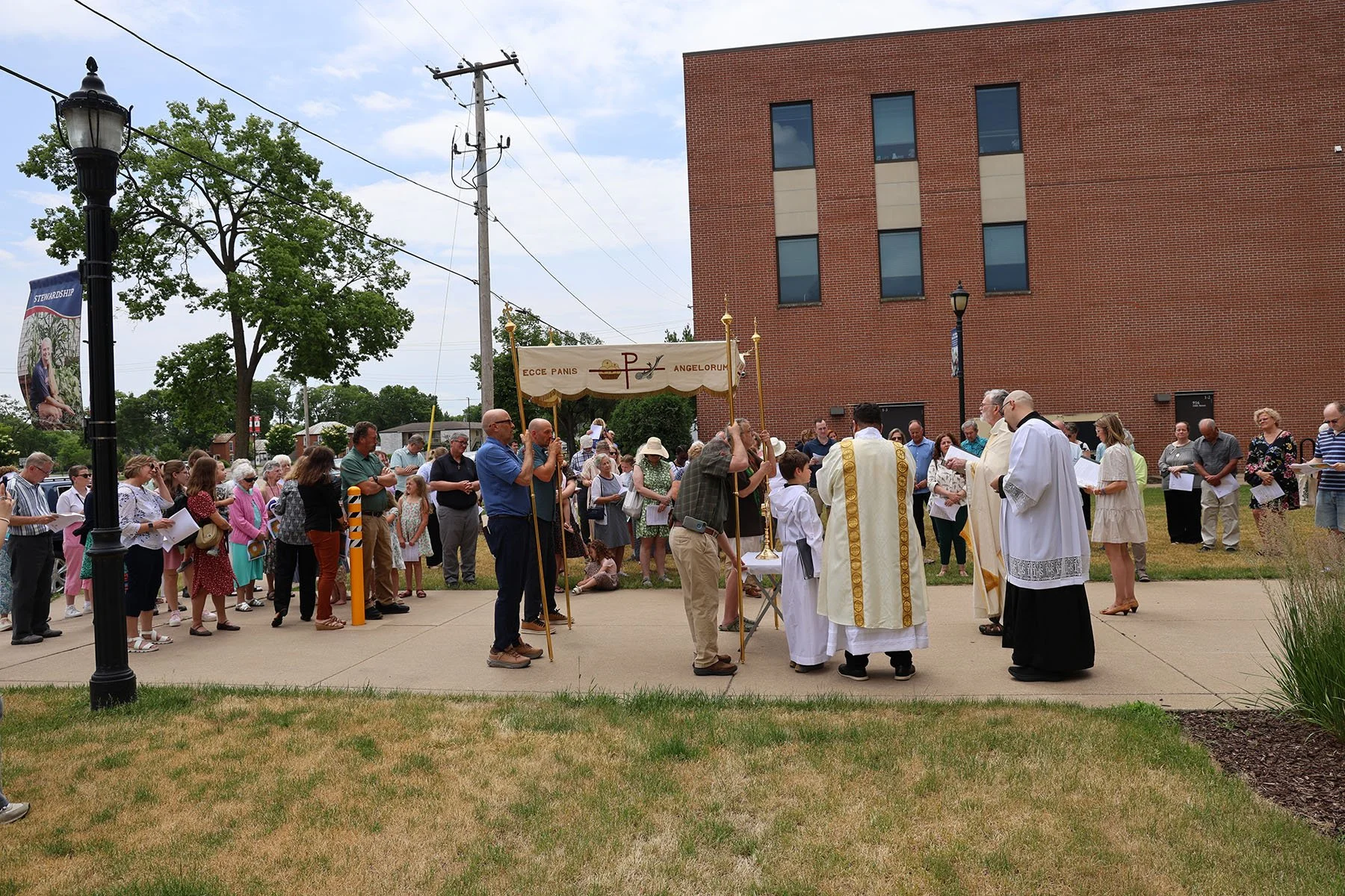 Las Hermanas Franciscanas organizan una procesión eucarística para poner de relieve cuestiones de justicia social