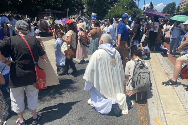 Llevando el Cuerpo de Cristo, los católicos encabezan una procesión en favor de los inmigrantes