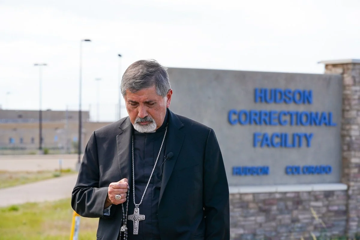 El obispo Rodríguez, funcionarios del Vaticano y católicos locales rezan el rosario frente al nuevo centro de detención de ICE en Hudson