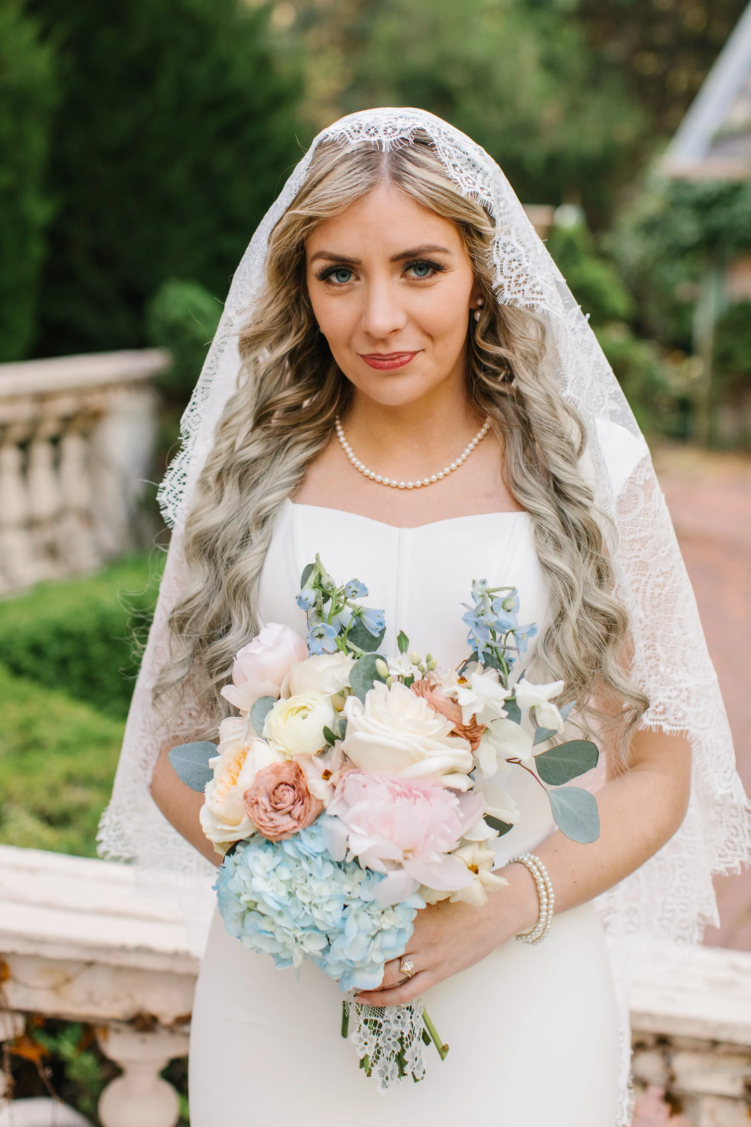 Photo: @kalipoulsenphotography;
Custom Mantilla veil for Madison