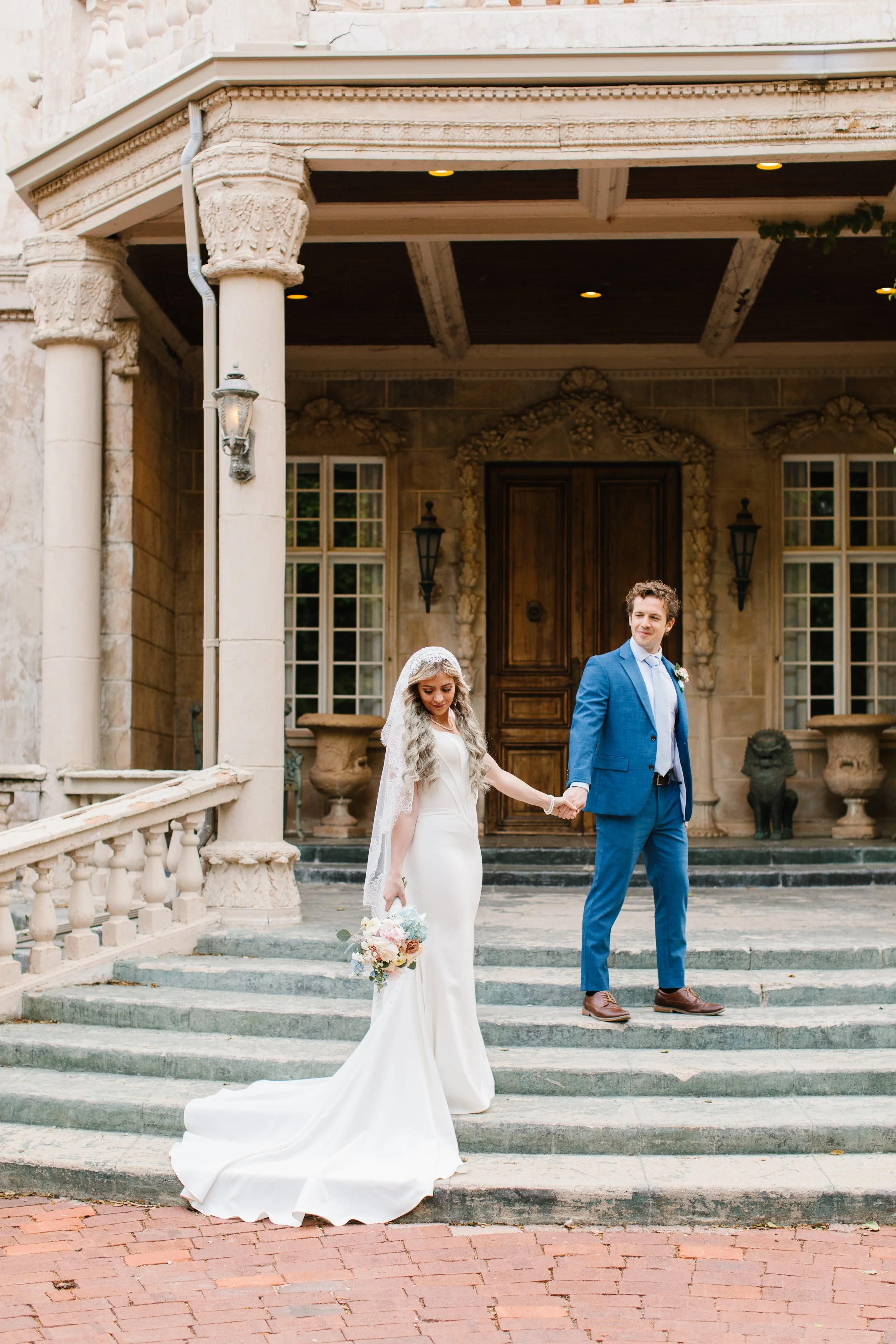 Photo: @kalipoulsenphotography;
Custom Mantilla veil for Madison