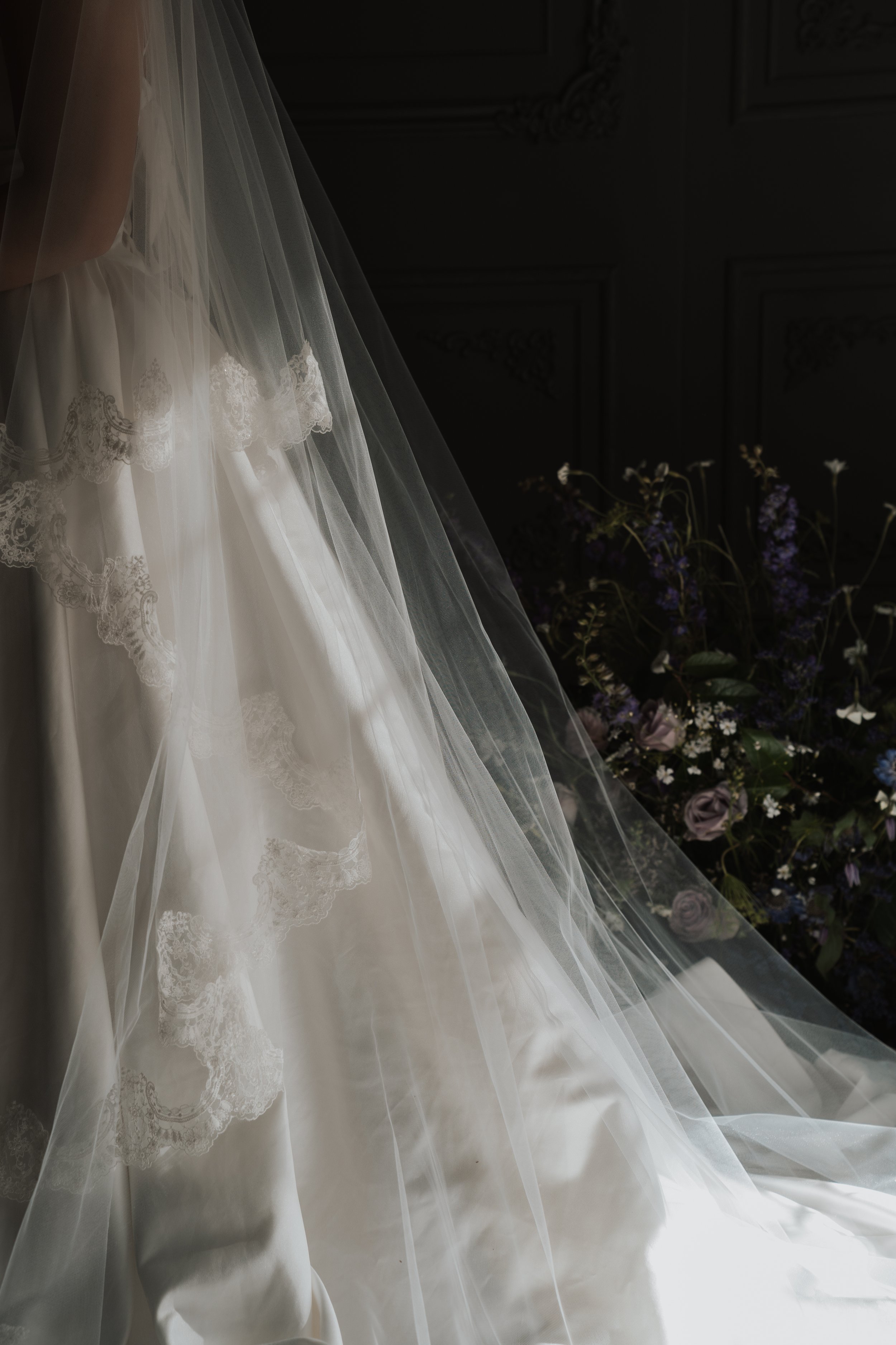 Photo @ashfolauphoto;
Custom lace trimmed veil for Tristin