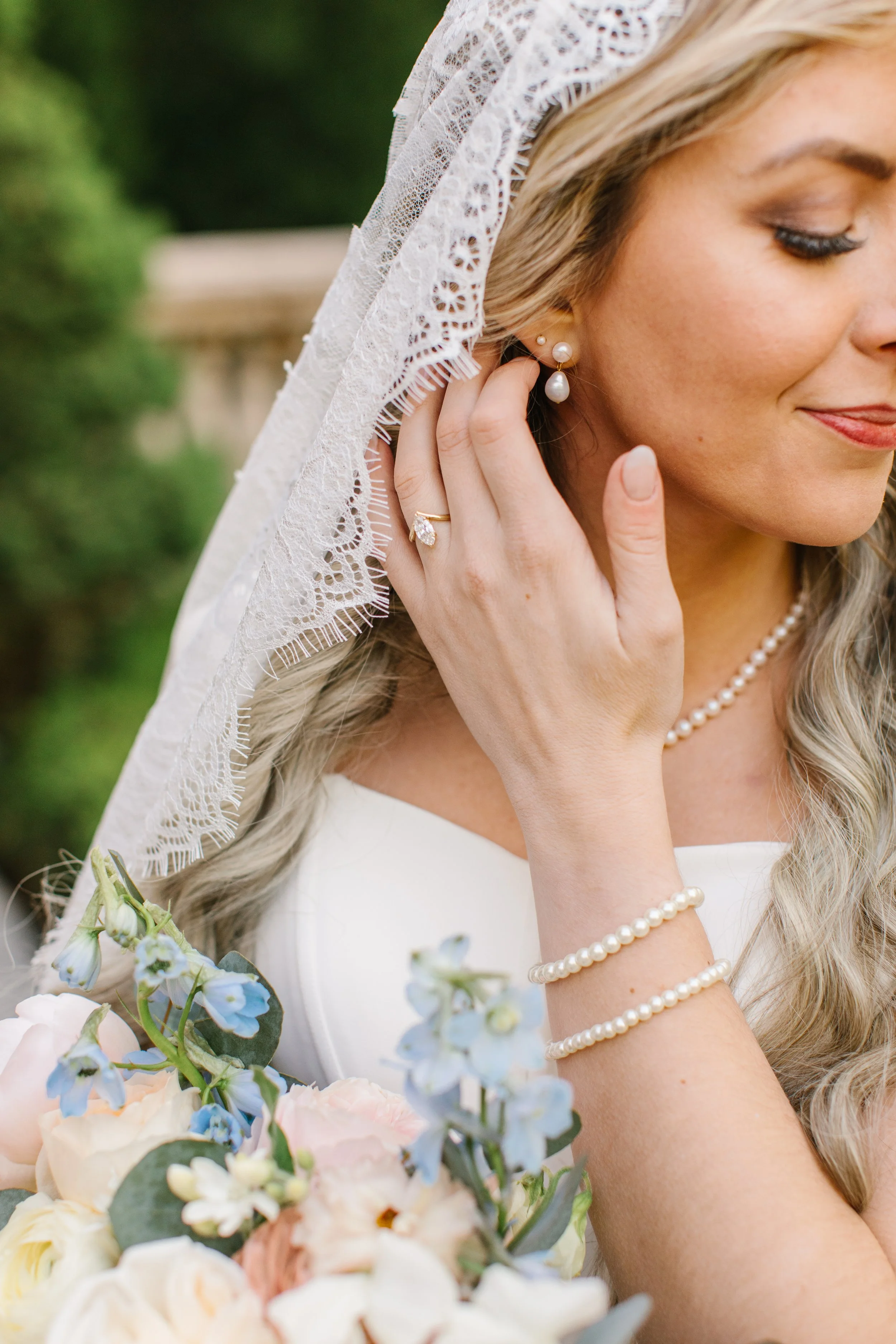 Photo: @kalipoulsenphotography;
Custom Mantilla veil for Madison