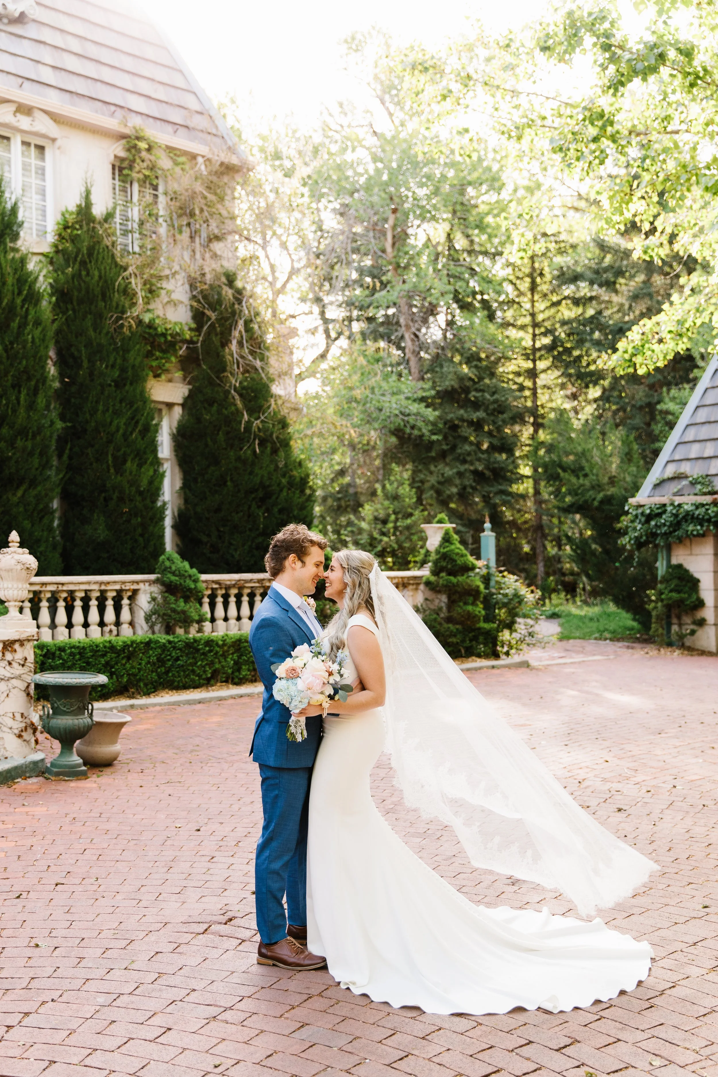 Photo: @kalipoulsenphotography;
Custom Mantilla veil for Madison