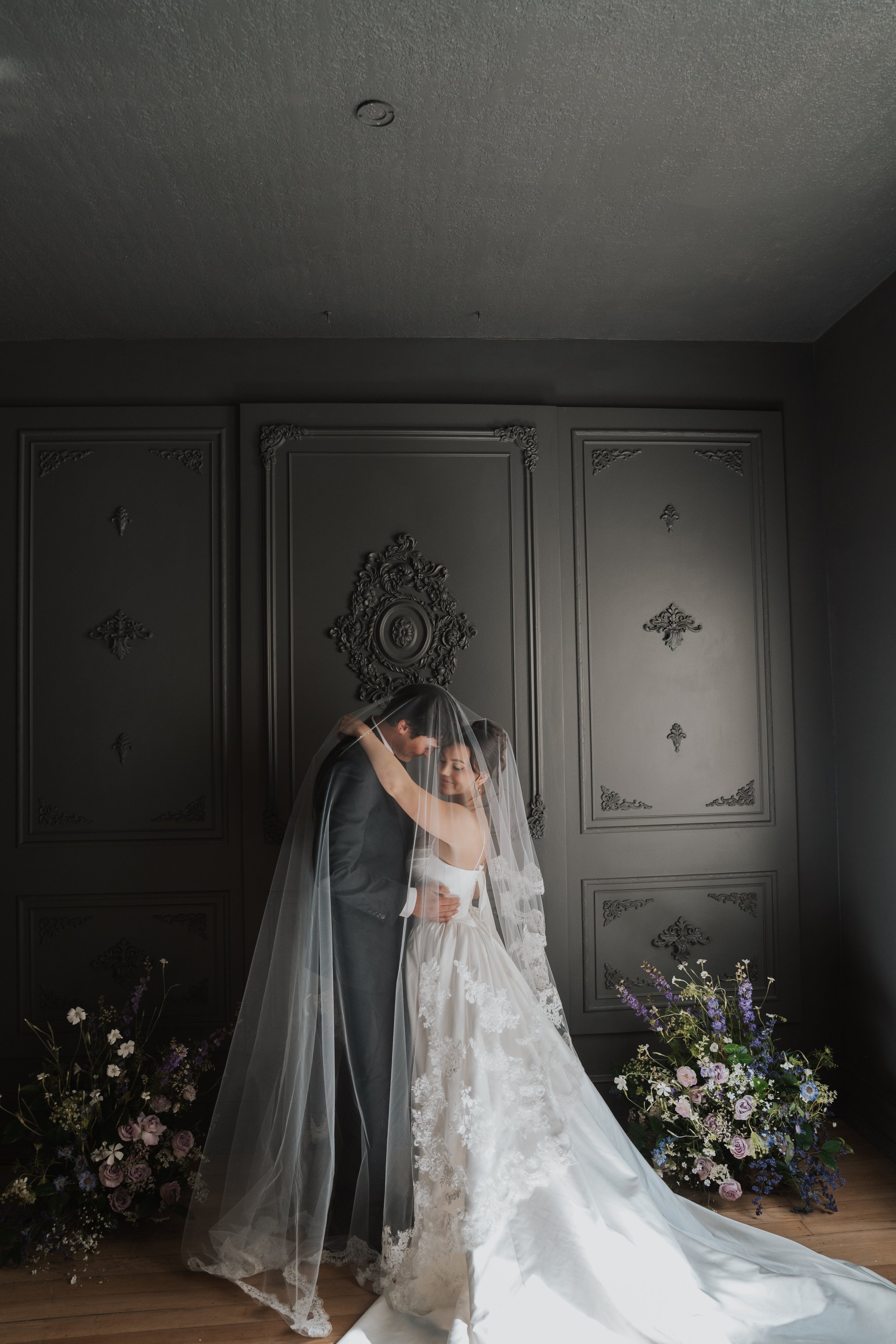 Photo @ashfolauphoto;
Custom lace trimmed veil for Tristin