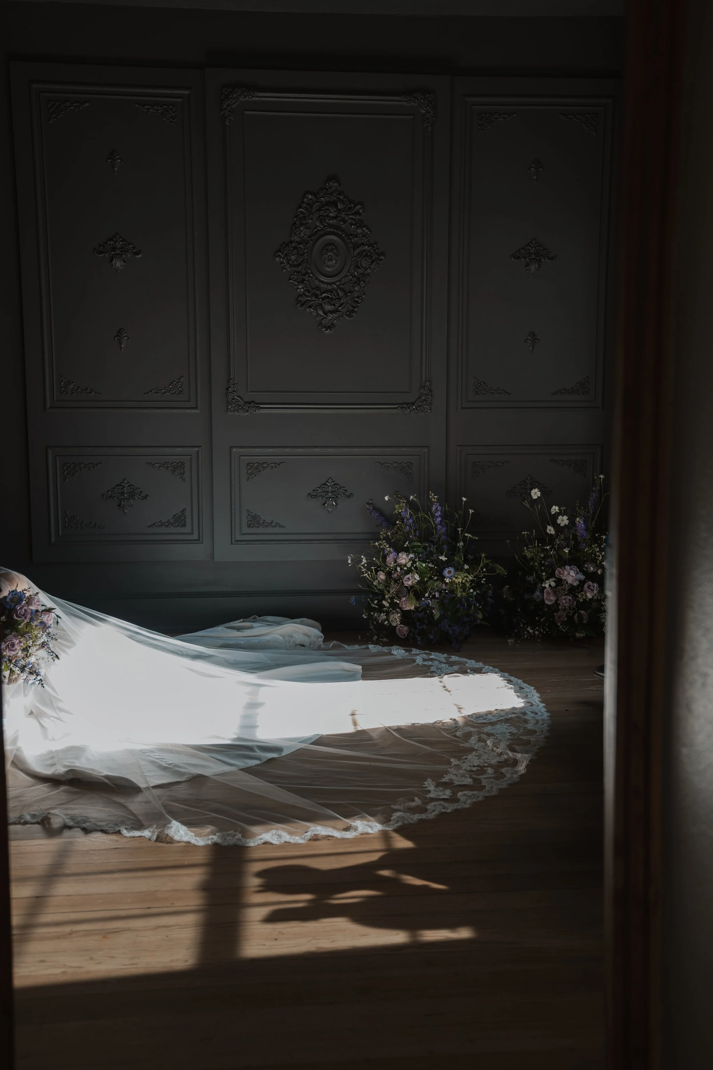 Photo @ashfolauphoto;
Custom lace trimmed veil for Tristin