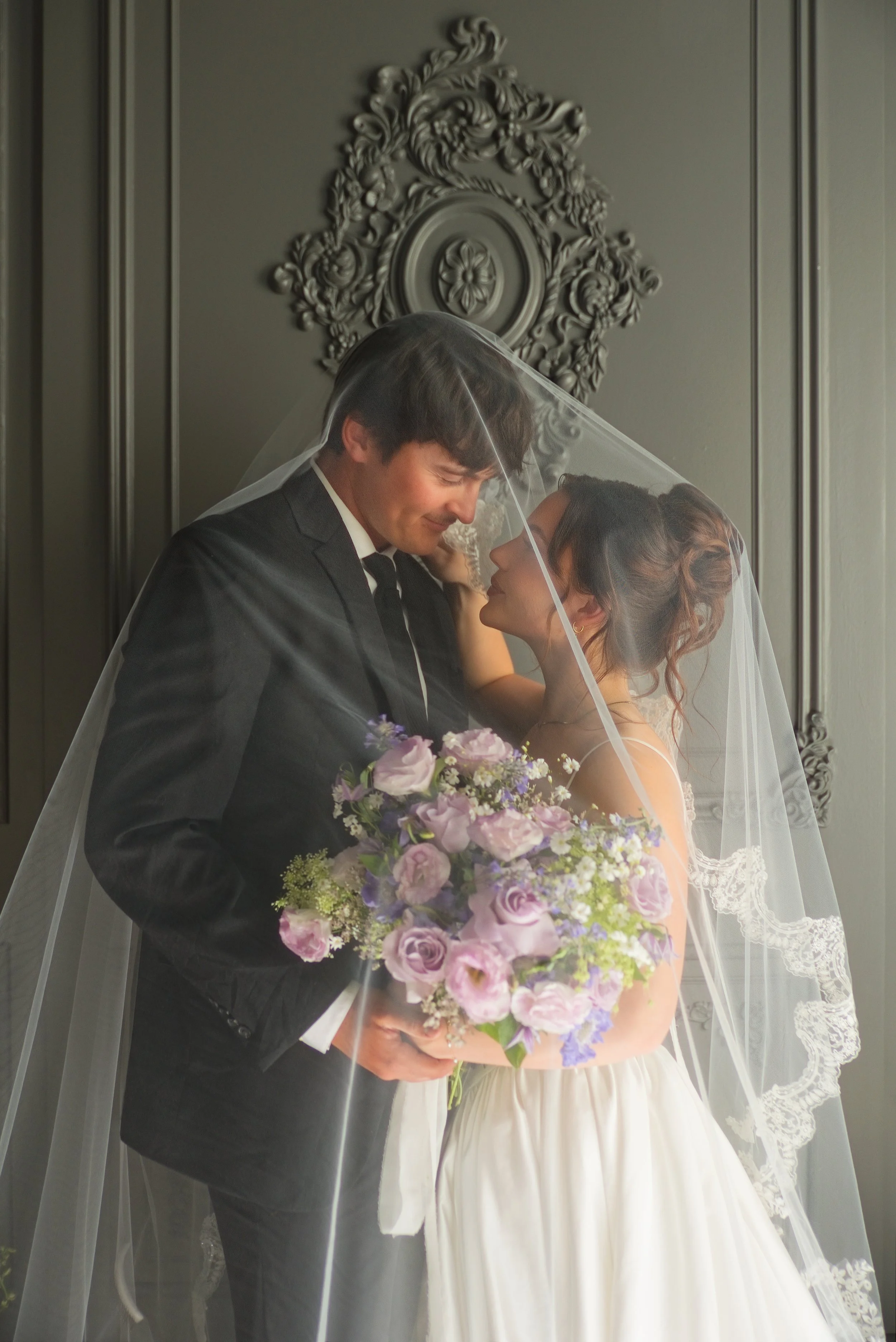 Photo @fergmanphotography;
Custom lace trimmed veil for Tristin