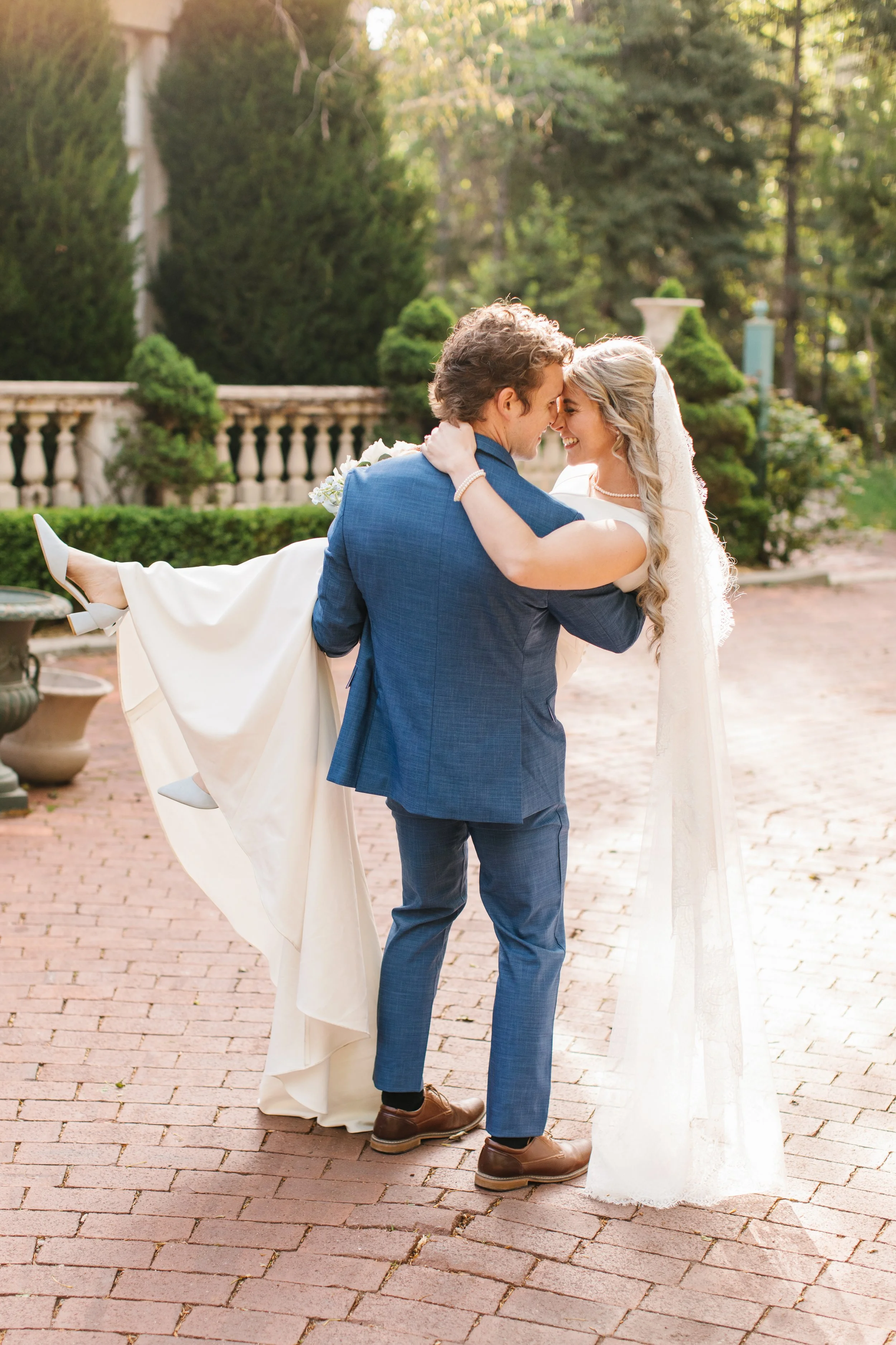 Photo: @kalipoulsenphotography;
Custom Mantilla veil for Madison
