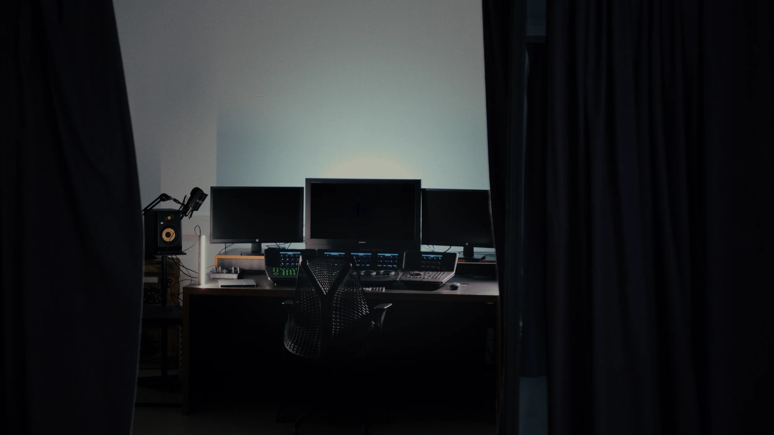 View of the set up in Suite 1 or 2's post-production workstation, equipped with monitors and panels.