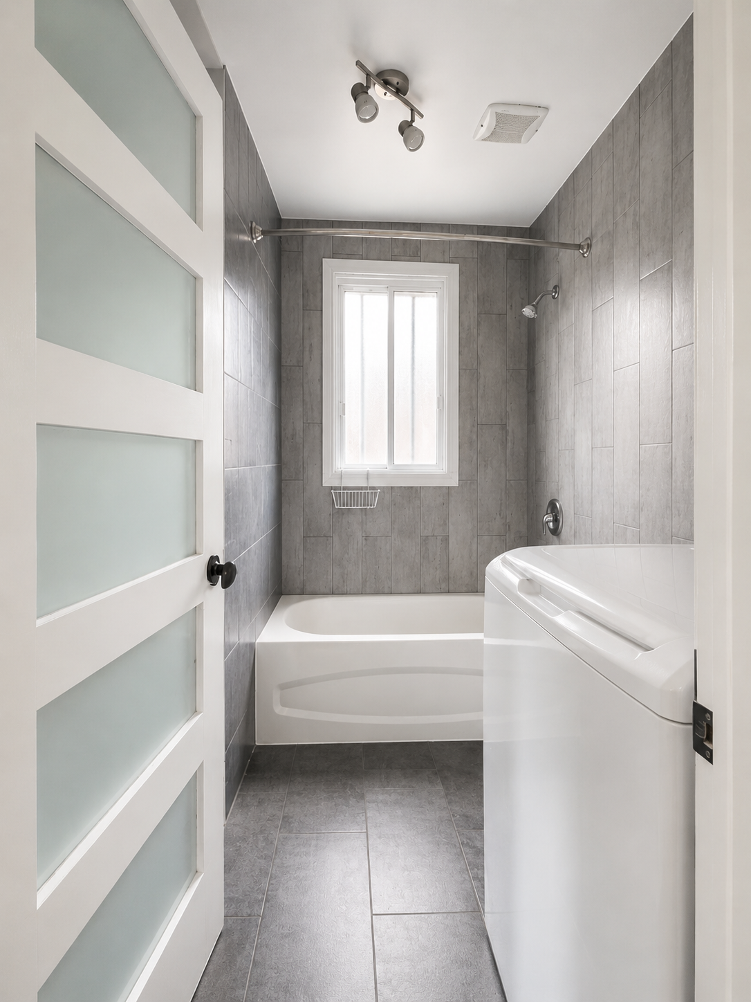 Salle de bain complet avec laveuse inclus.